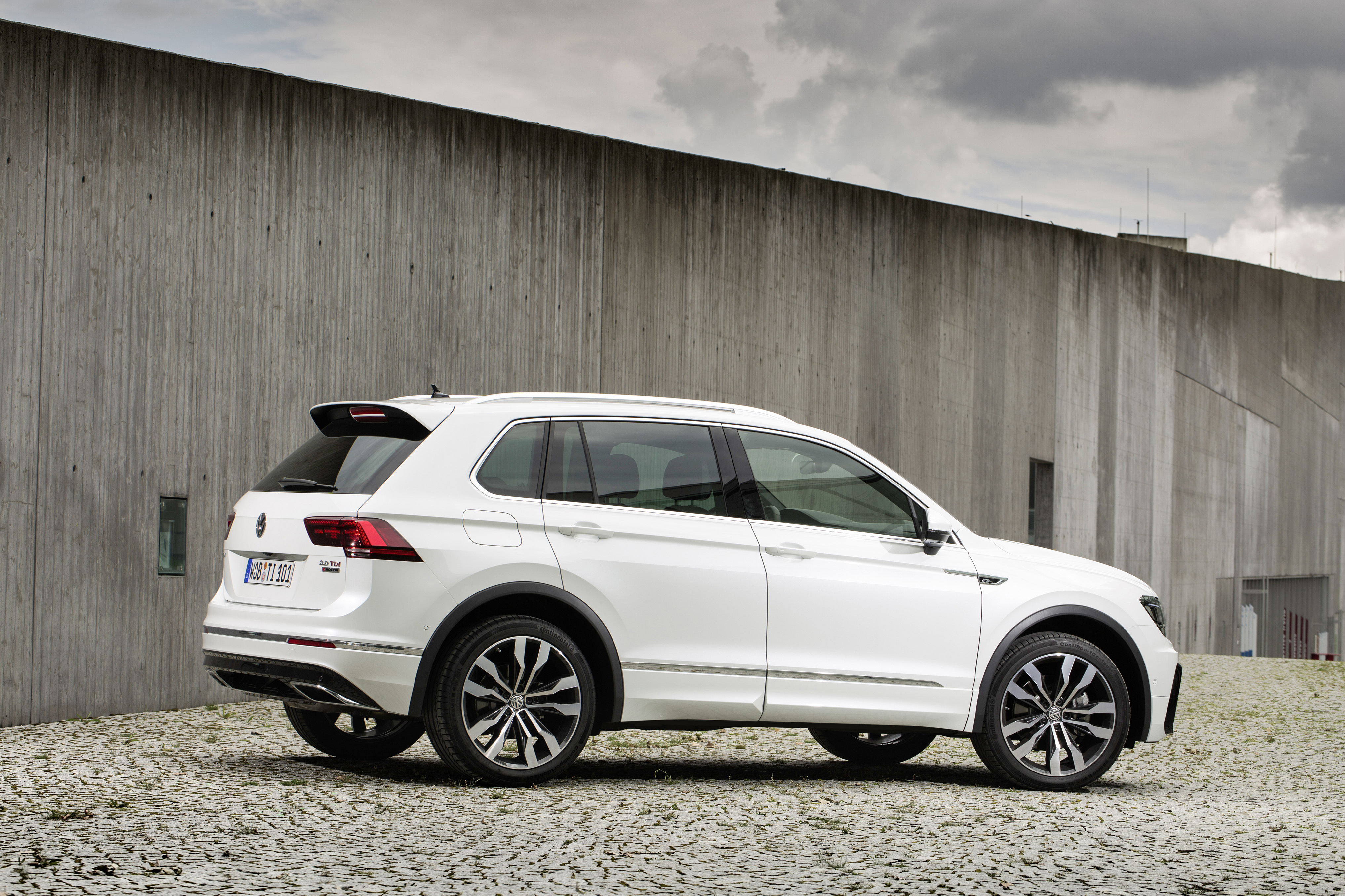 Volkswagen Tiguan R-Line zijkant