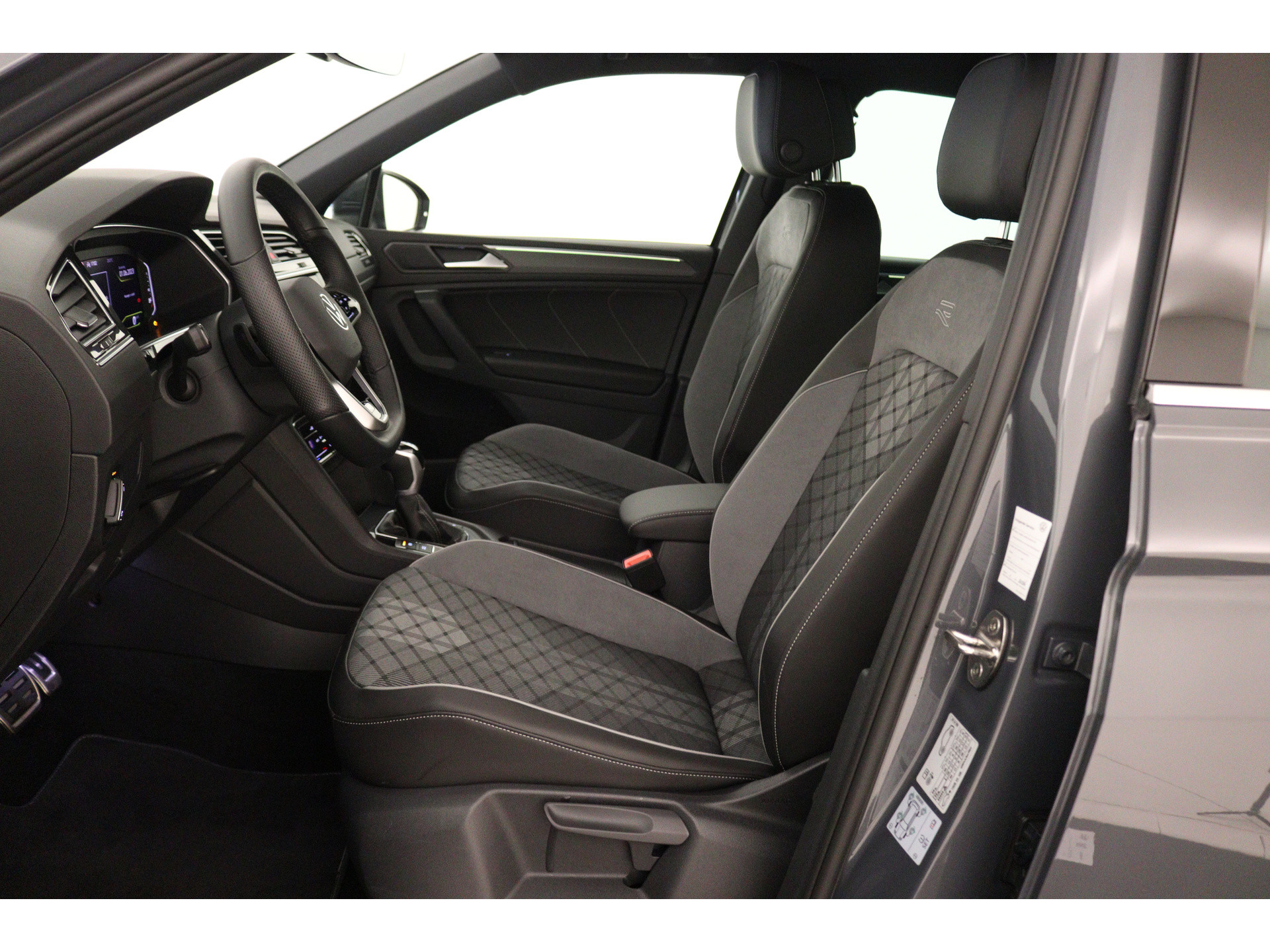 Volkswagen - Tiguan 1.5 TSI R-Line Business+ - 2023