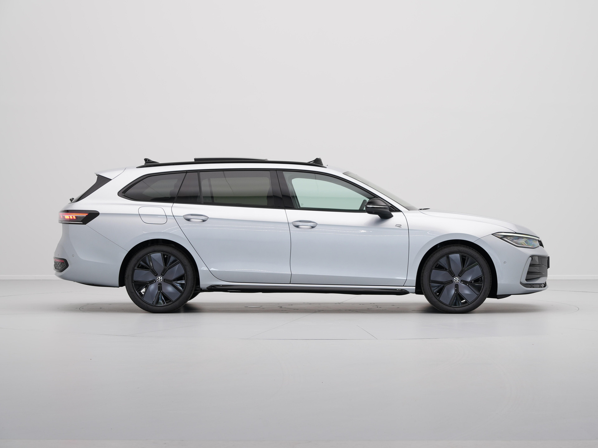 Volkswagen - Passat Variant 1.5 eTSI 150 7DSG R-Line Business - 2024