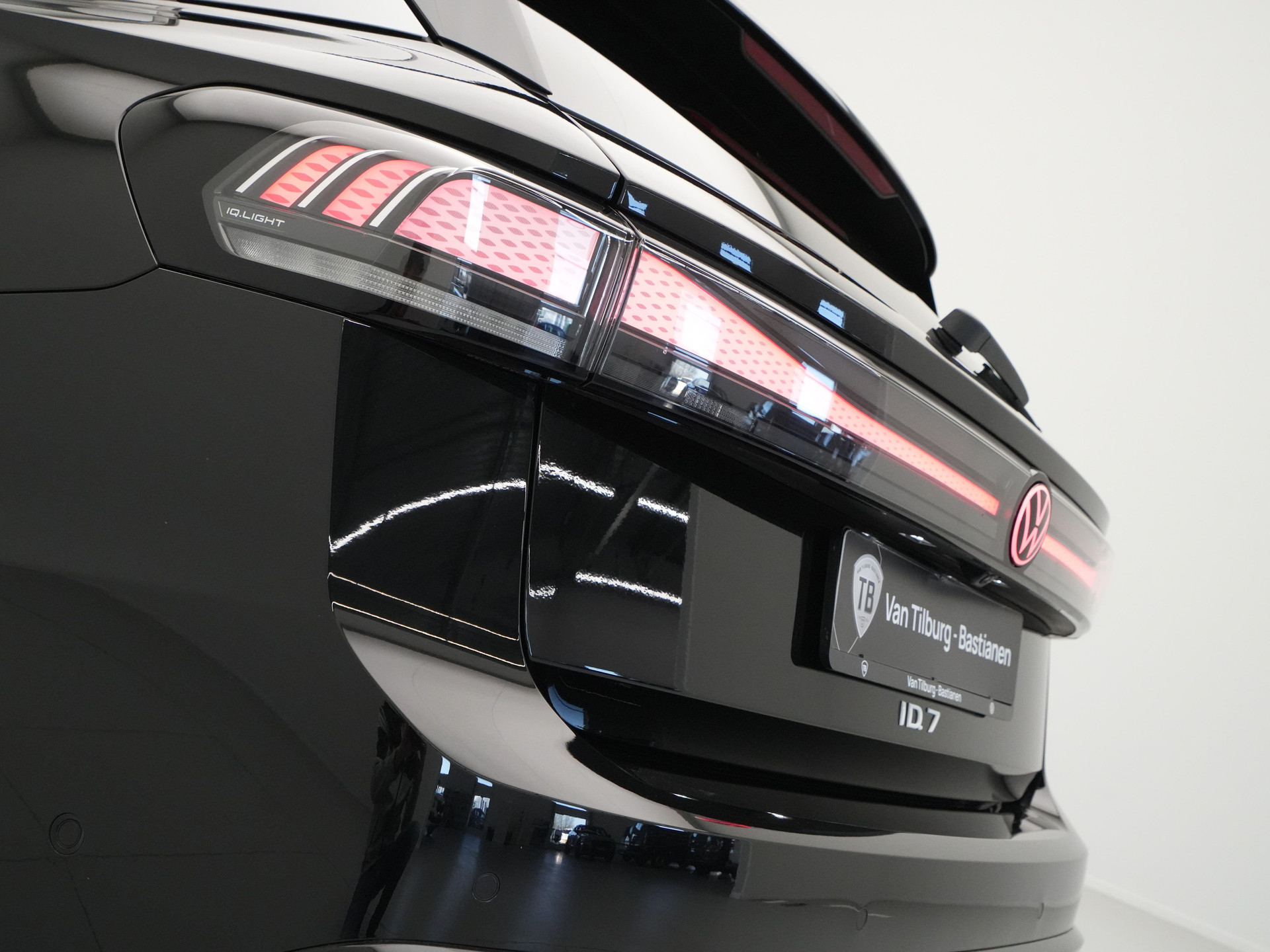 Volkswagen - ID.7 Tourer 77 kWh Elektromotor 286 1AT Pro Business - 2025