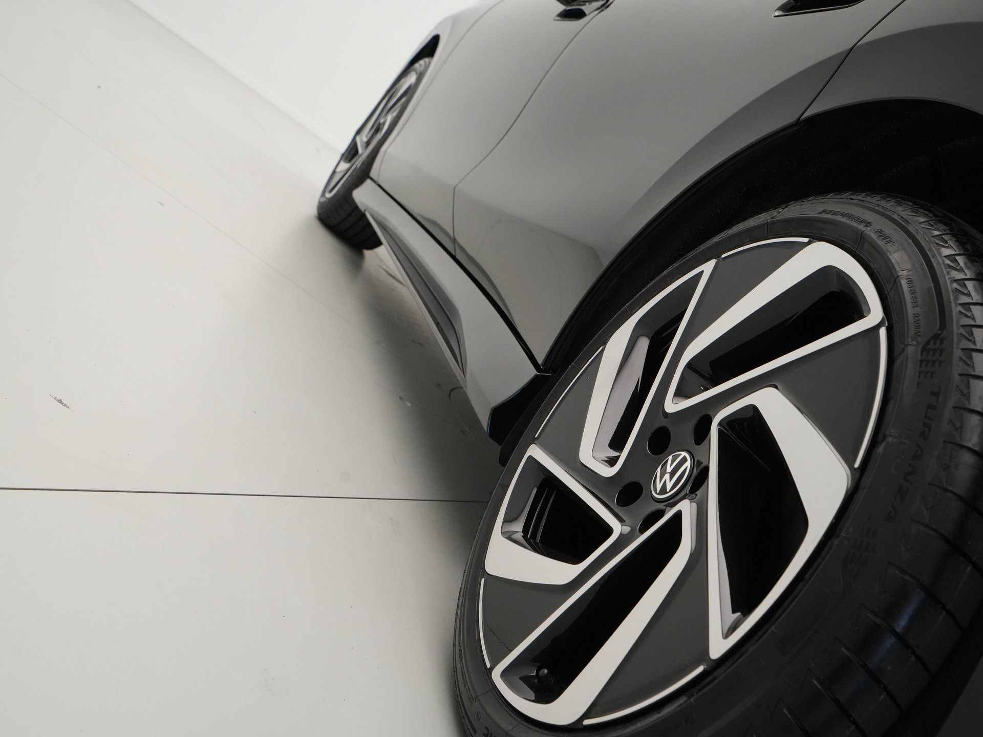 Volkswagen - ID.7 Tourer 77 kWh Elektromotor 286 1AT Pro Business - 2025