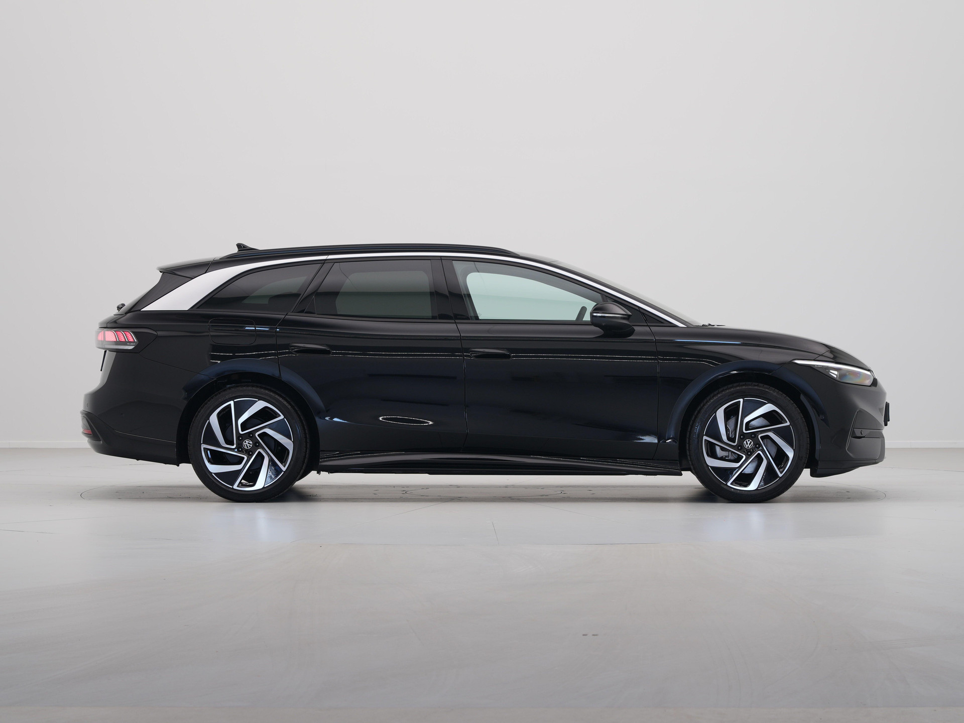 Volkswagen - ID.7 Tourer 77 kWh Elektromotor 286 1AT Pro Business - 2024