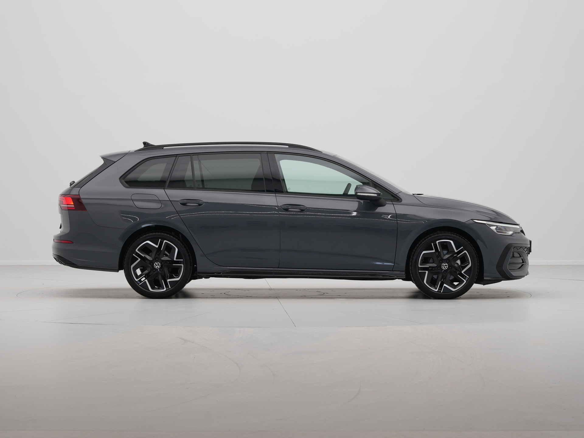 Volkswagen - GOLF Variant 1.5 eTSI 116 7DSG R-Line Edition - 2024