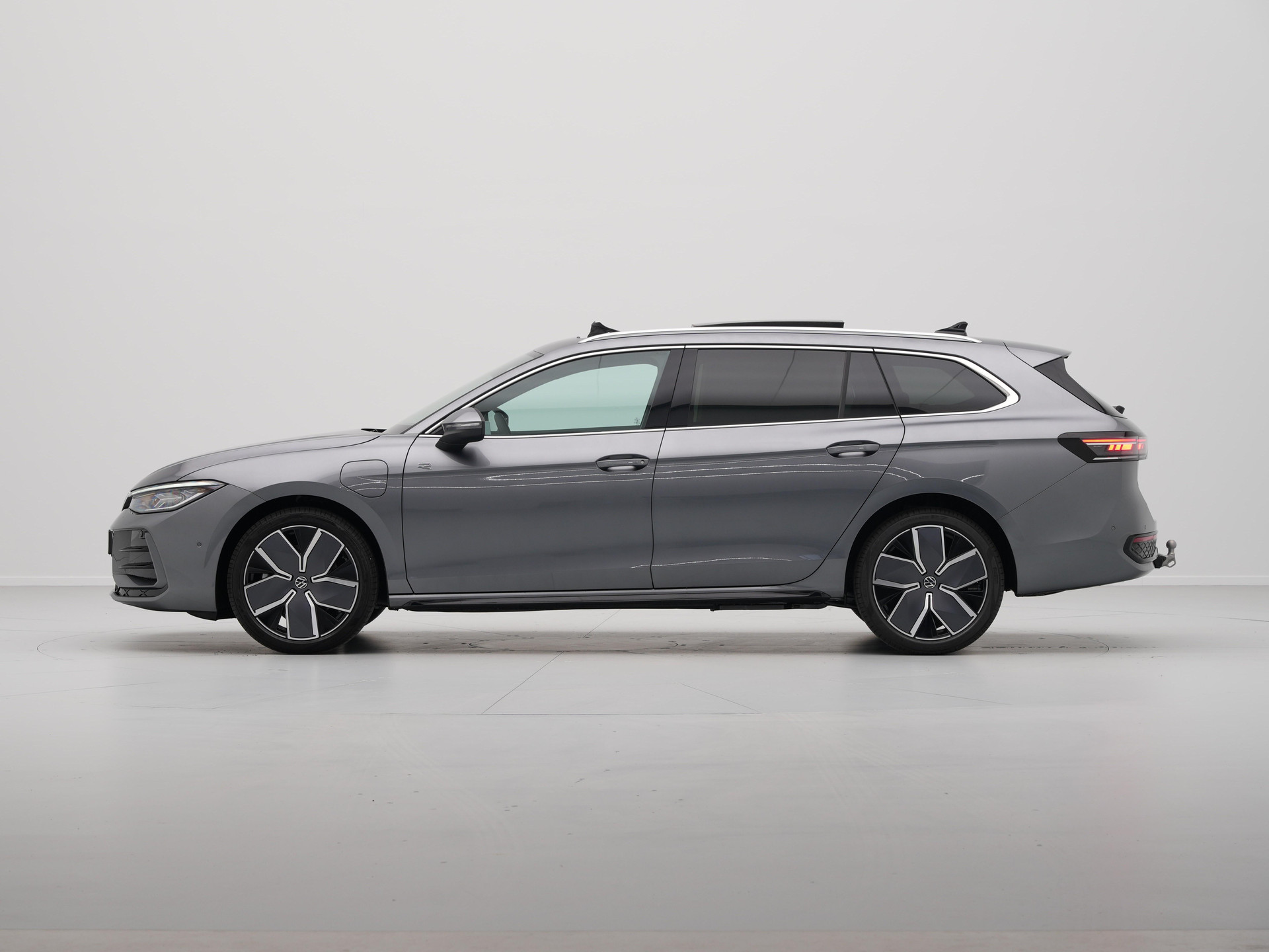 Volkswagen - Passat Variant 1.5 eHybrid 204 6DSG R-Line Edition - 2024