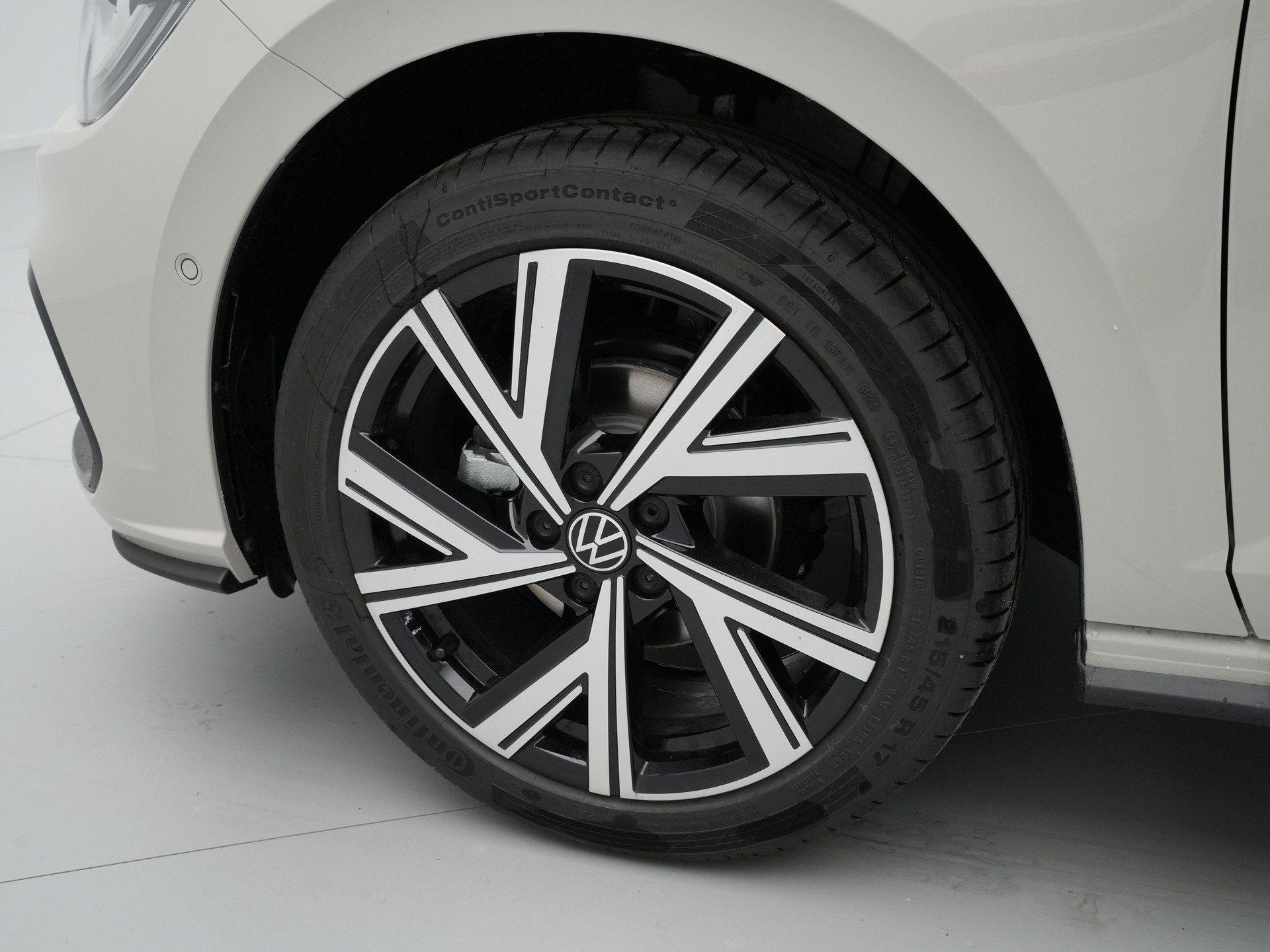 Volkswagen - Polo 1.0 TSI 95 5MT R-Line Edition - 2024