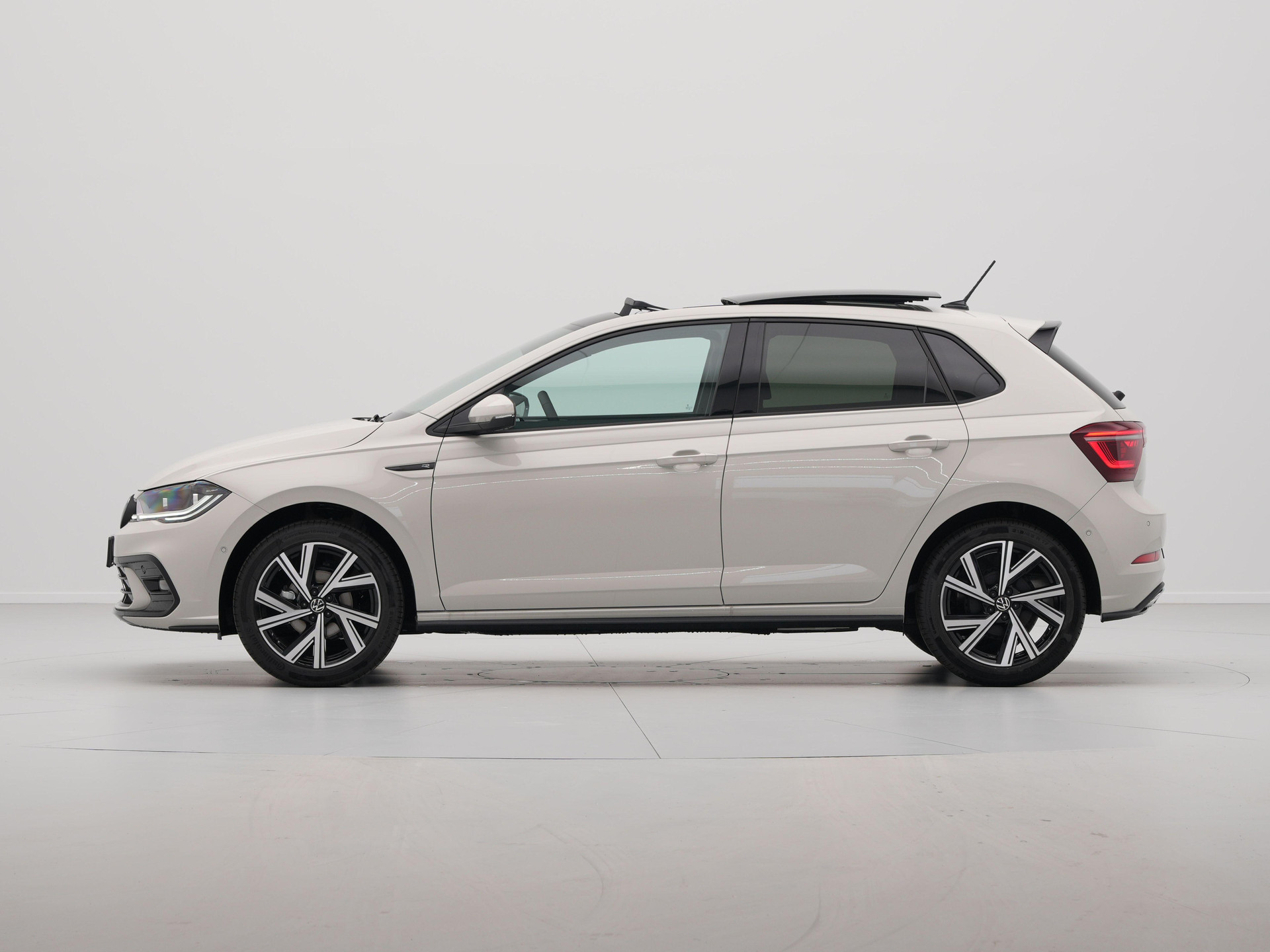 Volkswagen - Polo 1.0 TSI 95 5MT R-Line Edition - 2024