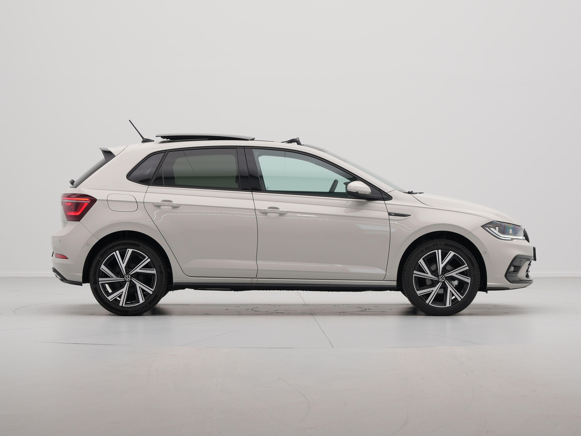 Volkswagen - Polo 1.0 TSI 95 5MT R-Line Edition - 2024
