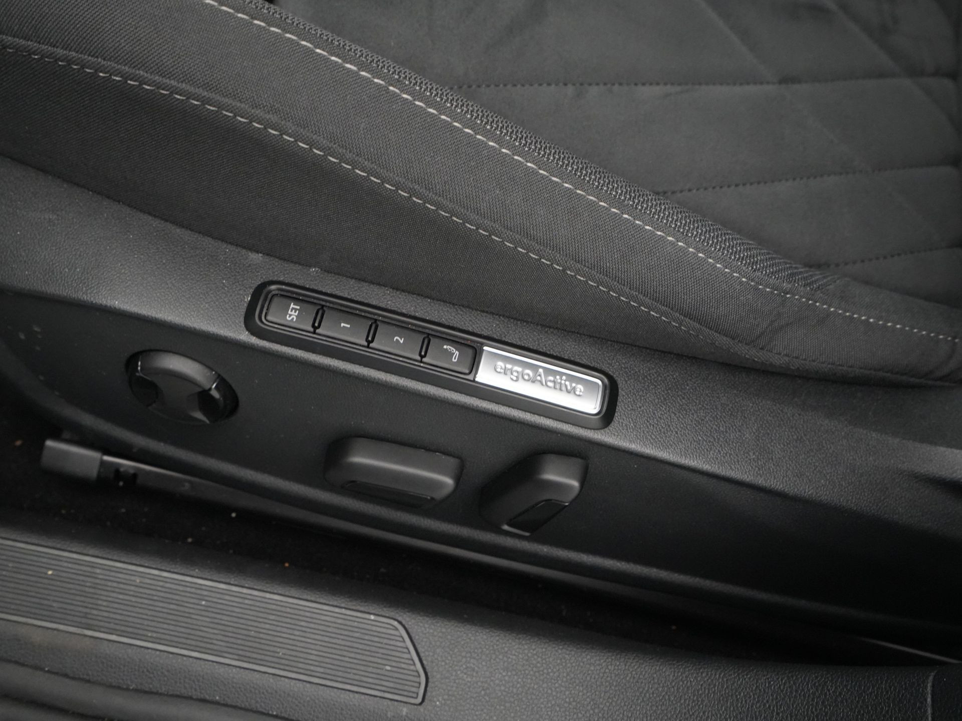 Volkswagen - Golf 1.0 eTSI Life Business - 2024