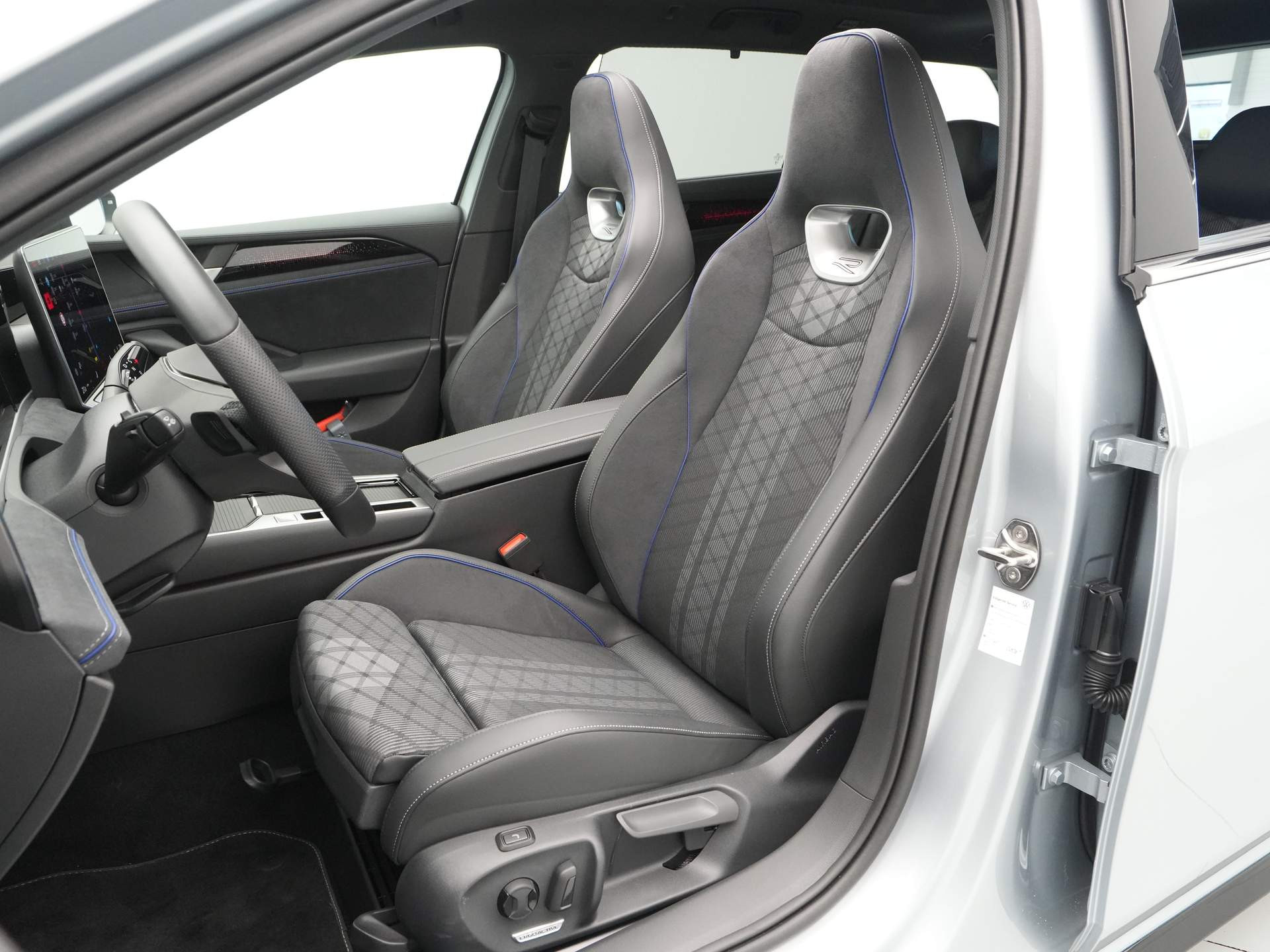 Volkswagen - Passat Variant 1.5 eTSI 150pk DSG R-Line Business - 2024