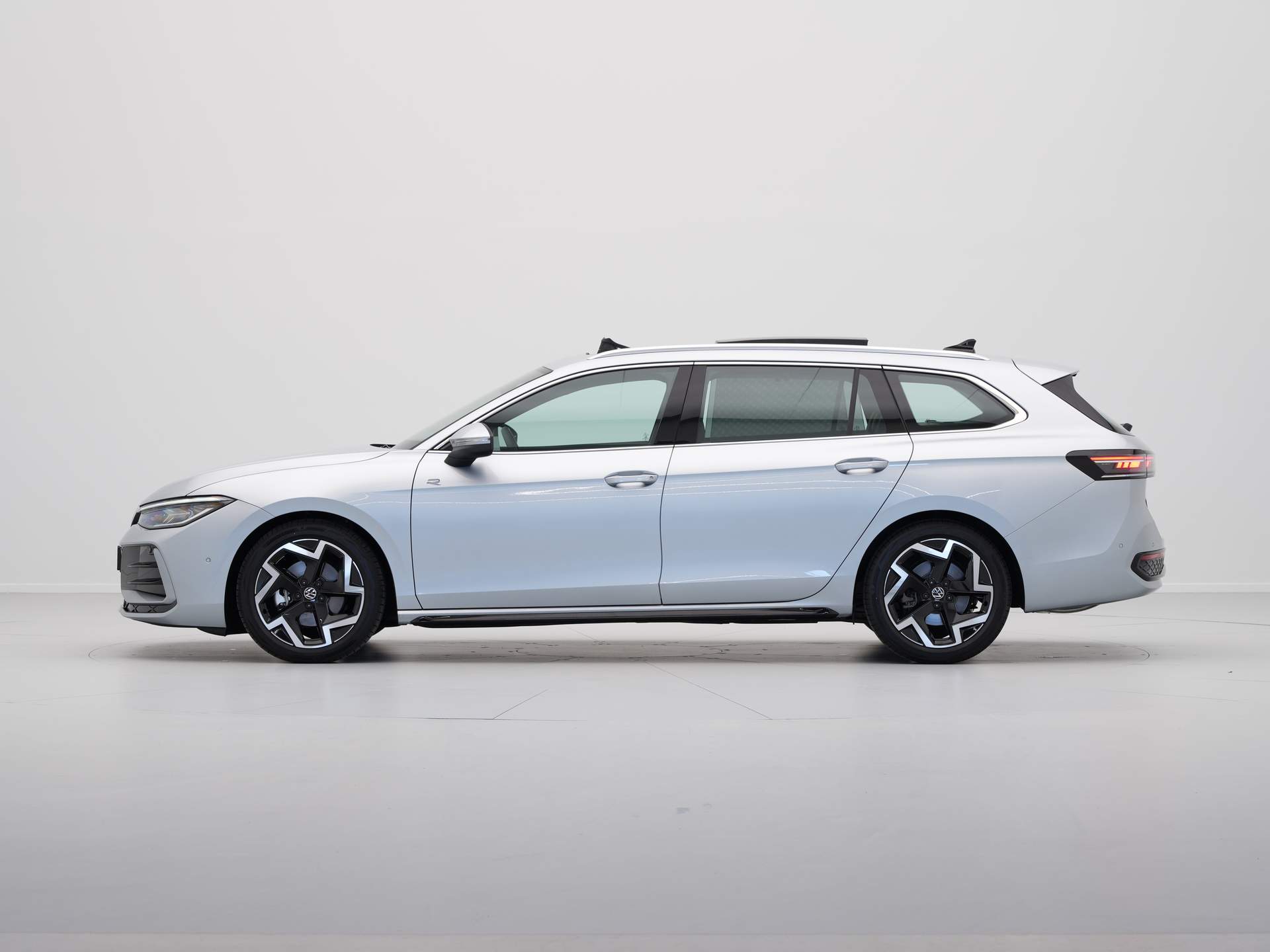 Volkswagen - Passat Variant 1.5 eTSI 150pk DSG R-Line Business - 2024