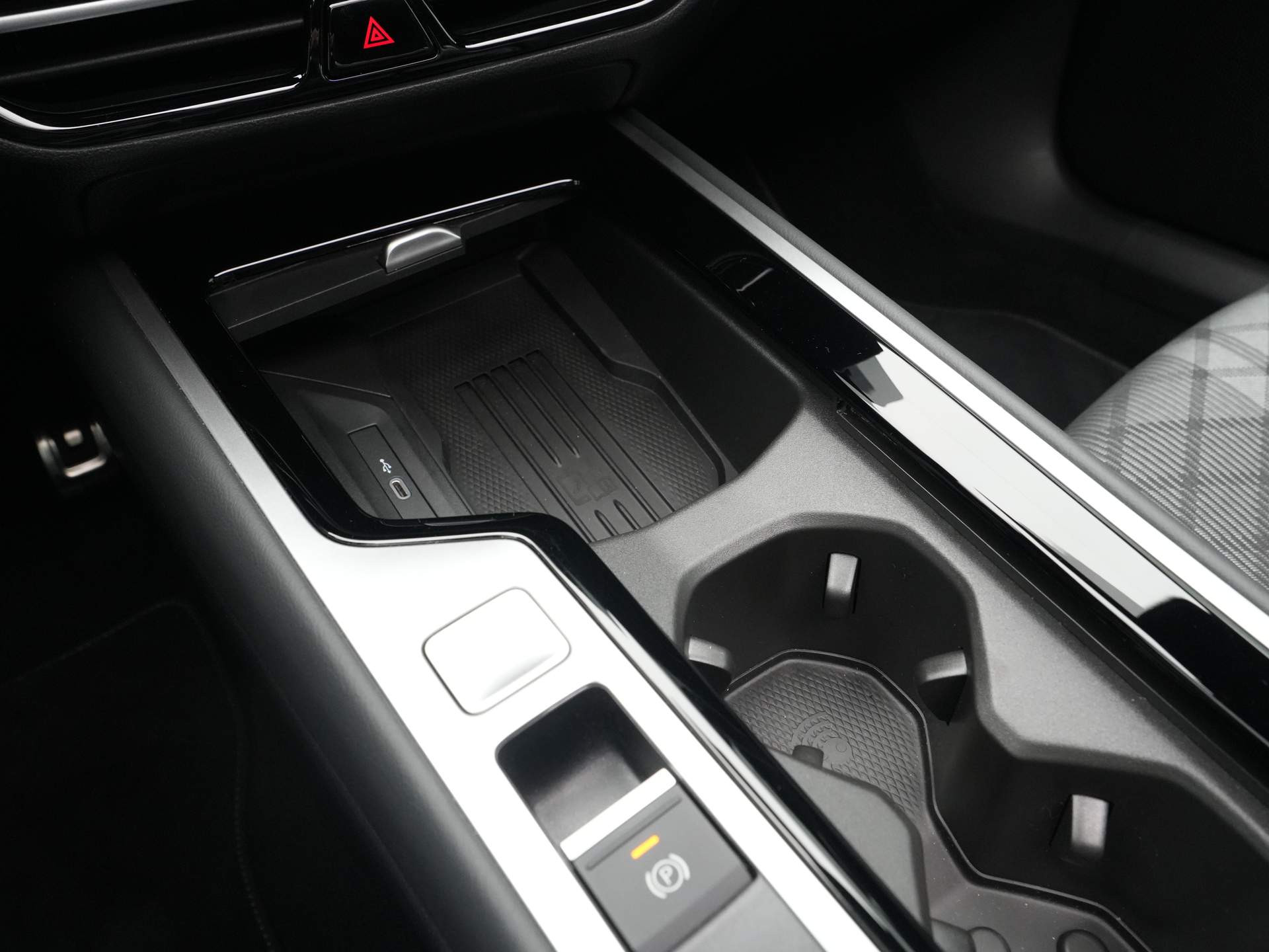 Volkswagen - Passat Variant 1.5 eTSI 150pk DSG R-Line Business - 2024