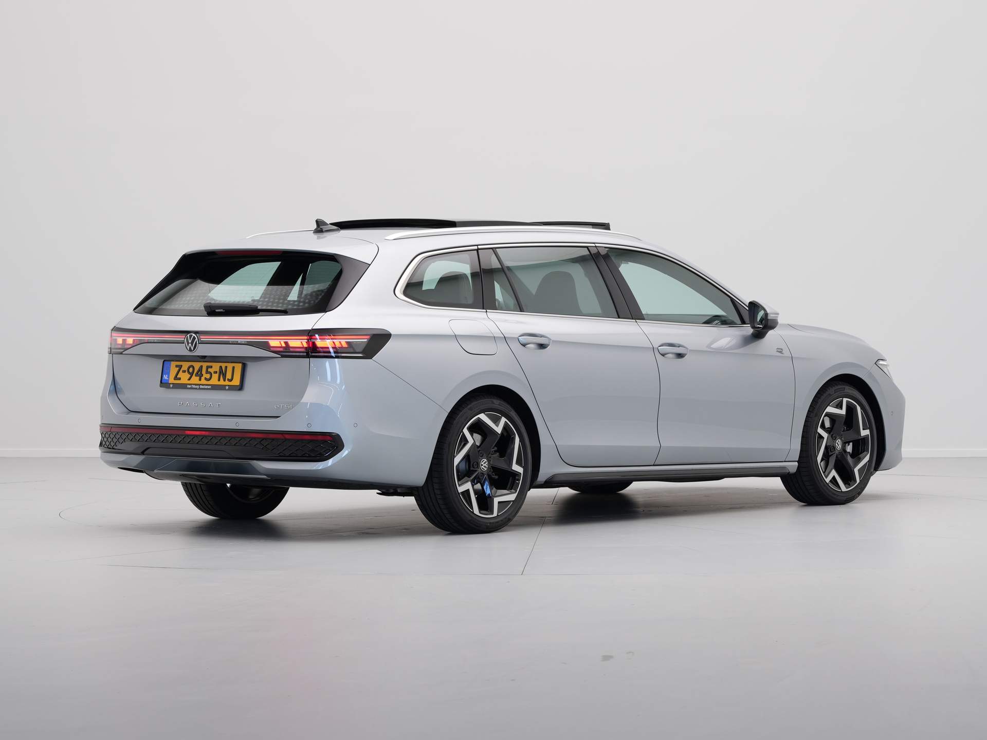 Volkswagen - Passat Variant 1.5 eTSI 150pk DSG R-Line Business - 2024