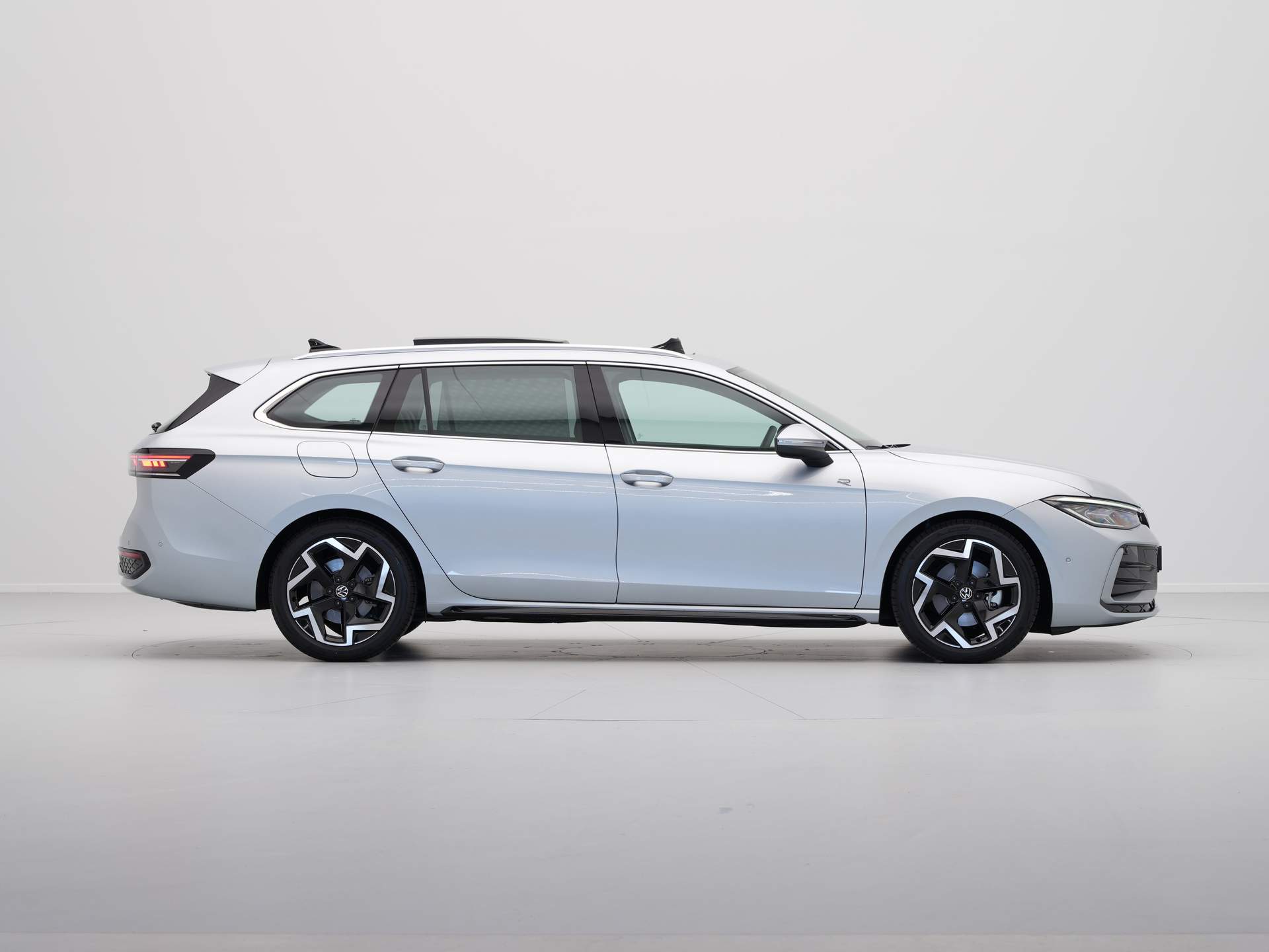 Volkswagen - Passat Variant 1.5 eTSI 150pk DSG R-Line Business - 2024