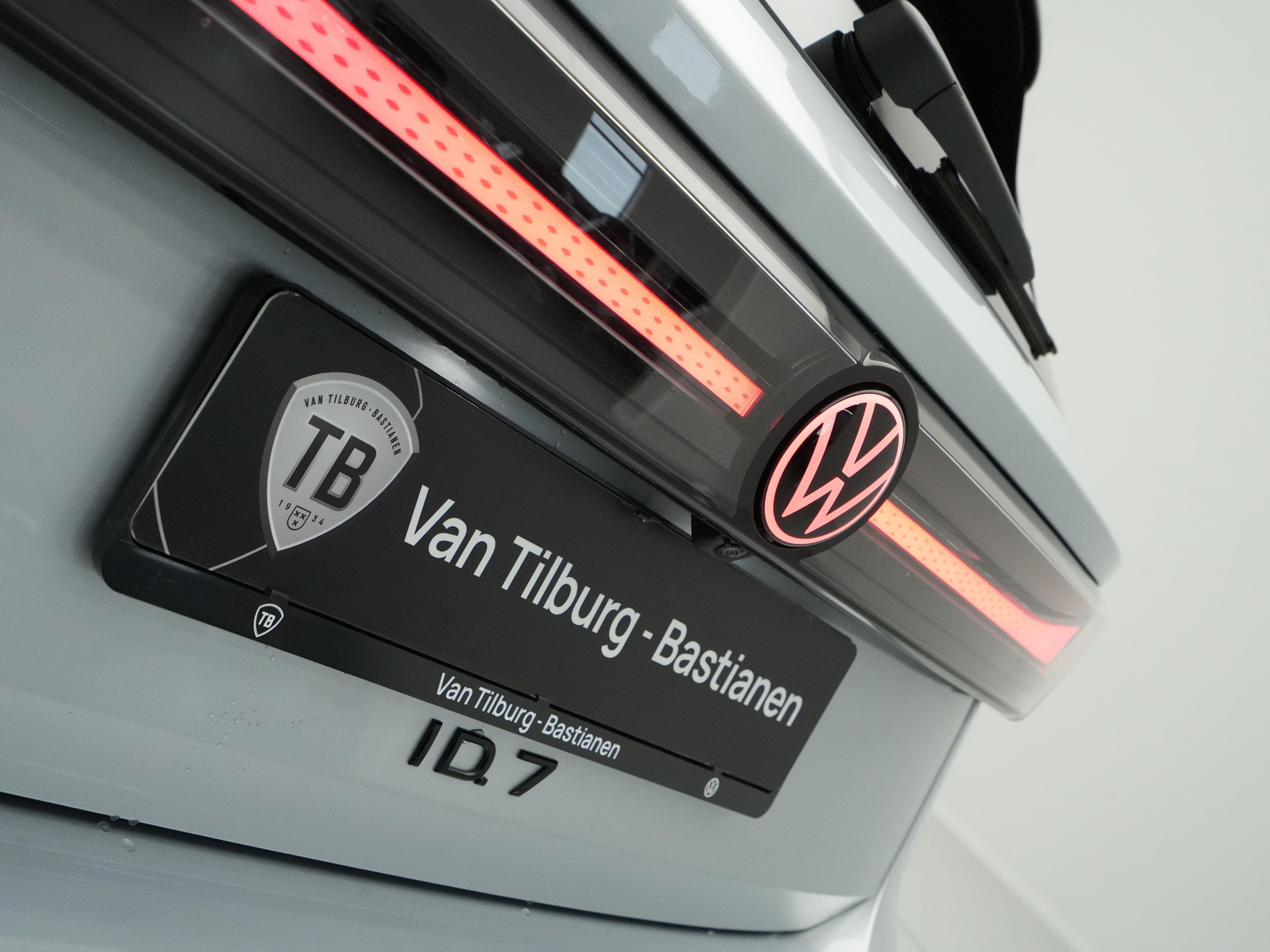 Volkswagen - ID.7 Tourer 77 kWh Elektromotor 286 1AT Pro Business - 2025