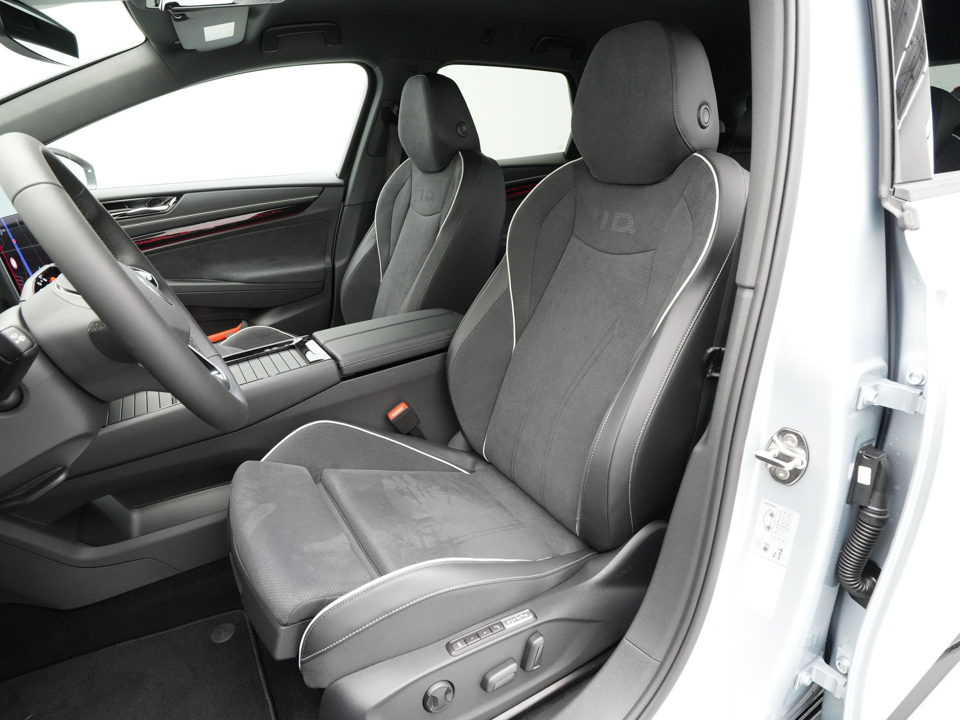 Volkswagen - ID.7 Tourer 77 kWh Elektromotor 286 1AT Pro Business - 2025