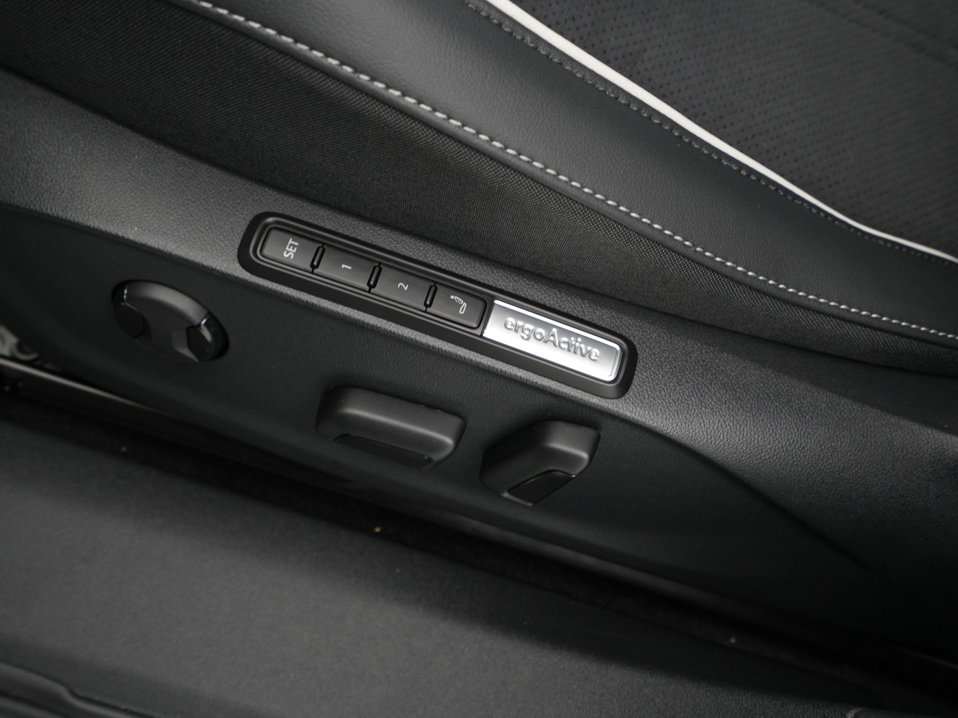 Volkswagen - ID.7 Tourer 77 kWh Elektromotor 286 1AT Pro Business - 2025