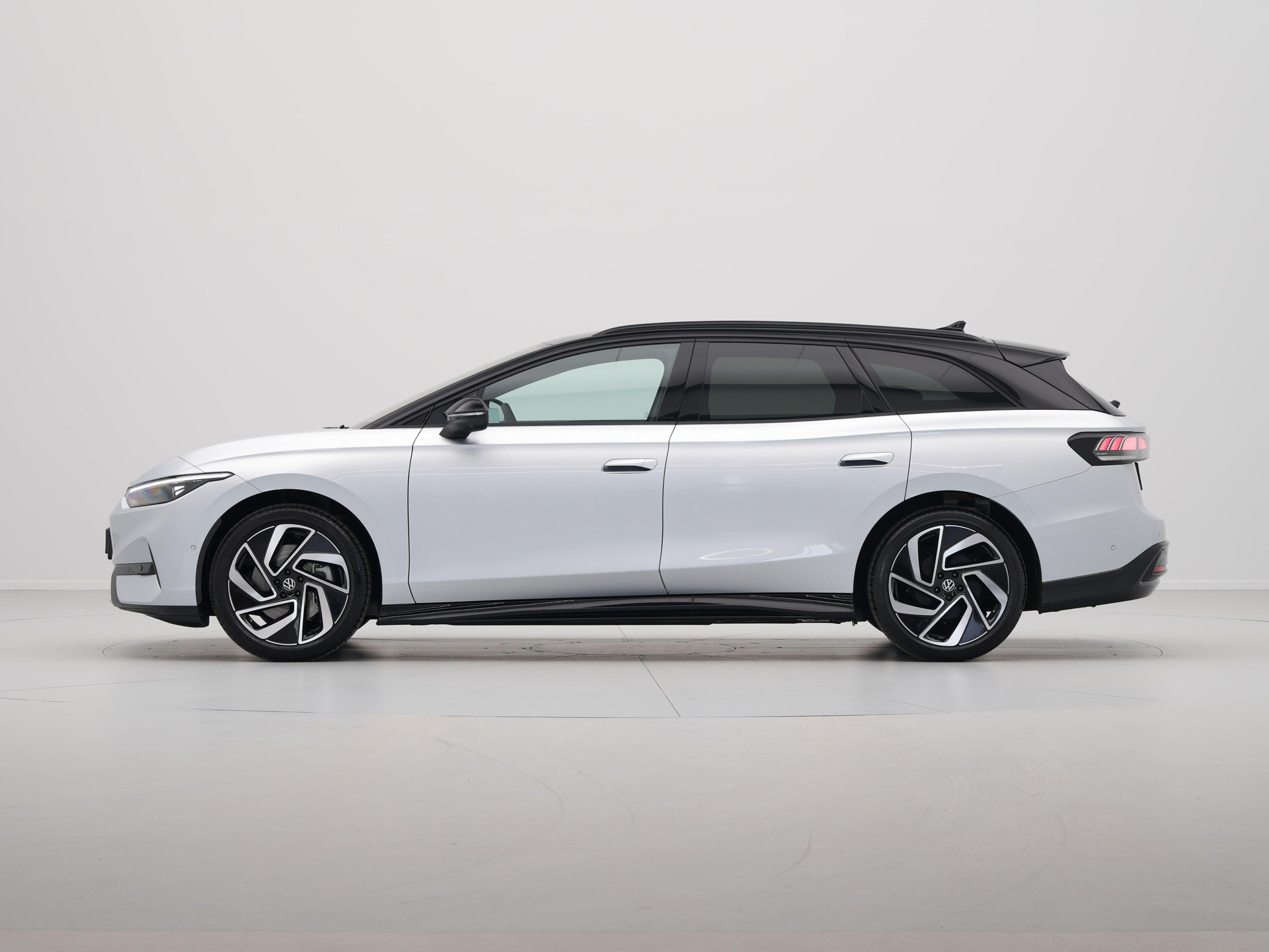 Volkswagen - ID.7 Tourer 77 kWh Elektromotor 286 1AT Pro Business - 2025