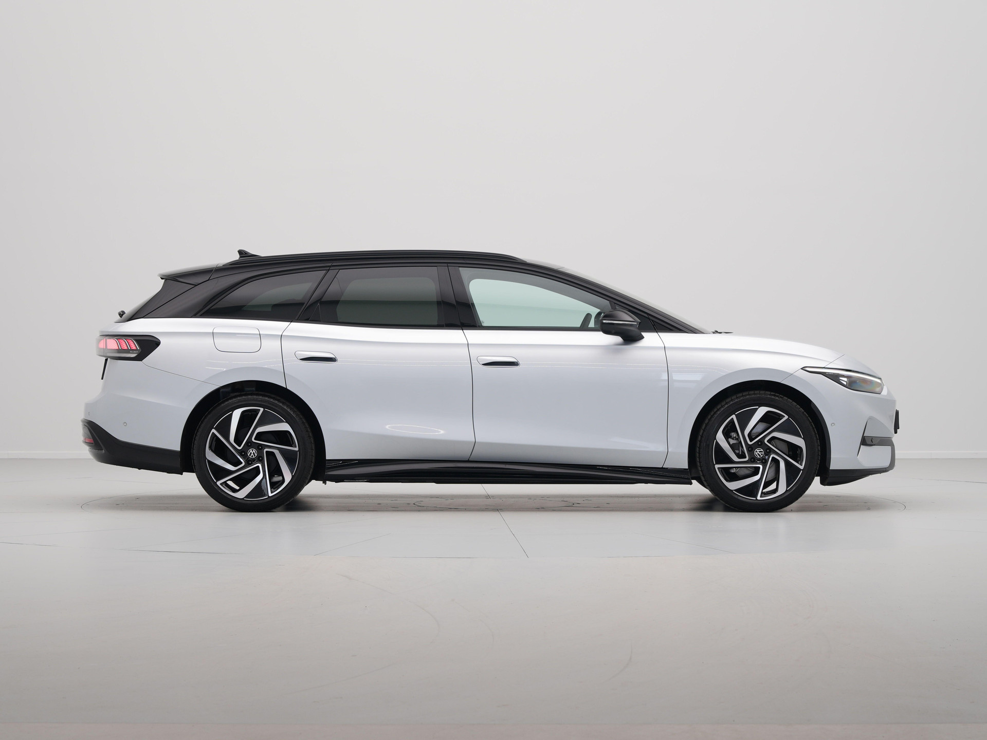 Volkswagen - ID.7 Tourer 77 kWh Elektromotor 286 1AT Pro Business - 2025
