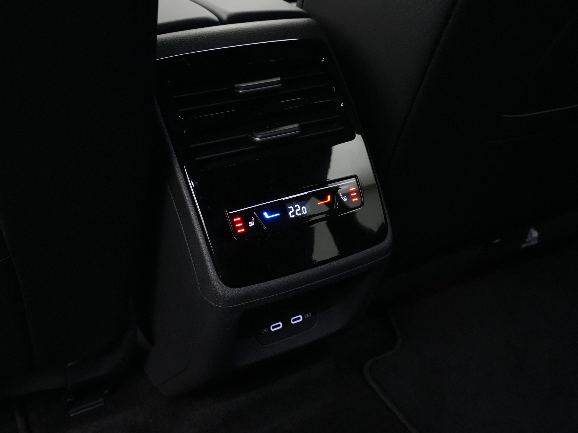 Volkswagen - ID.7 Tourer 77 kWh Elektromotor 286 1AT Pro Business - 2025