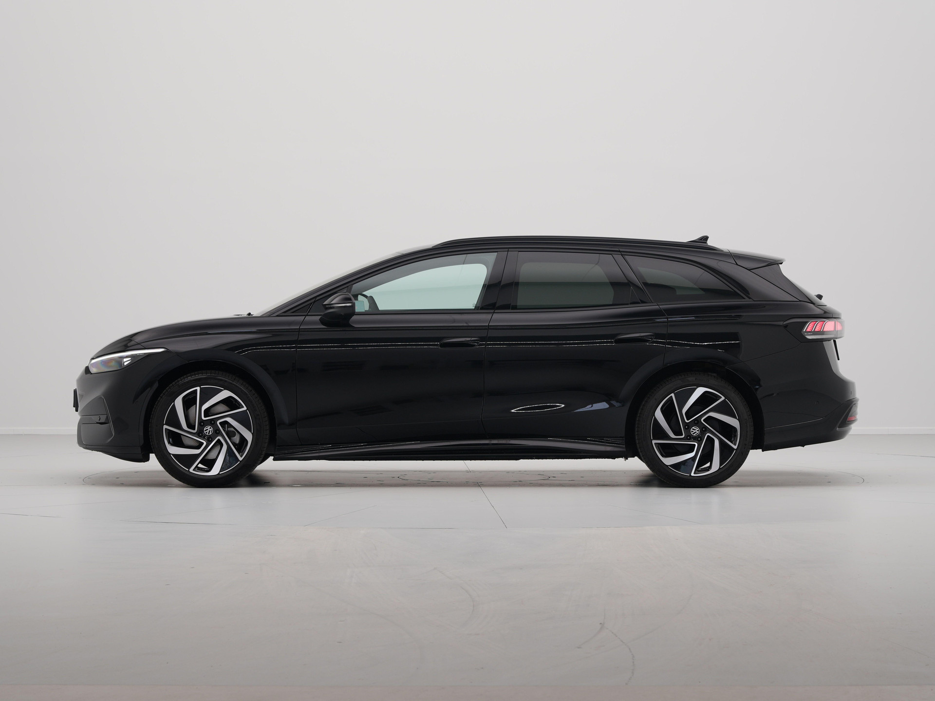 Volkswagen - ID.7 Tourer 77 kWh Elektromotor 286 1AT Pro Business - 2025