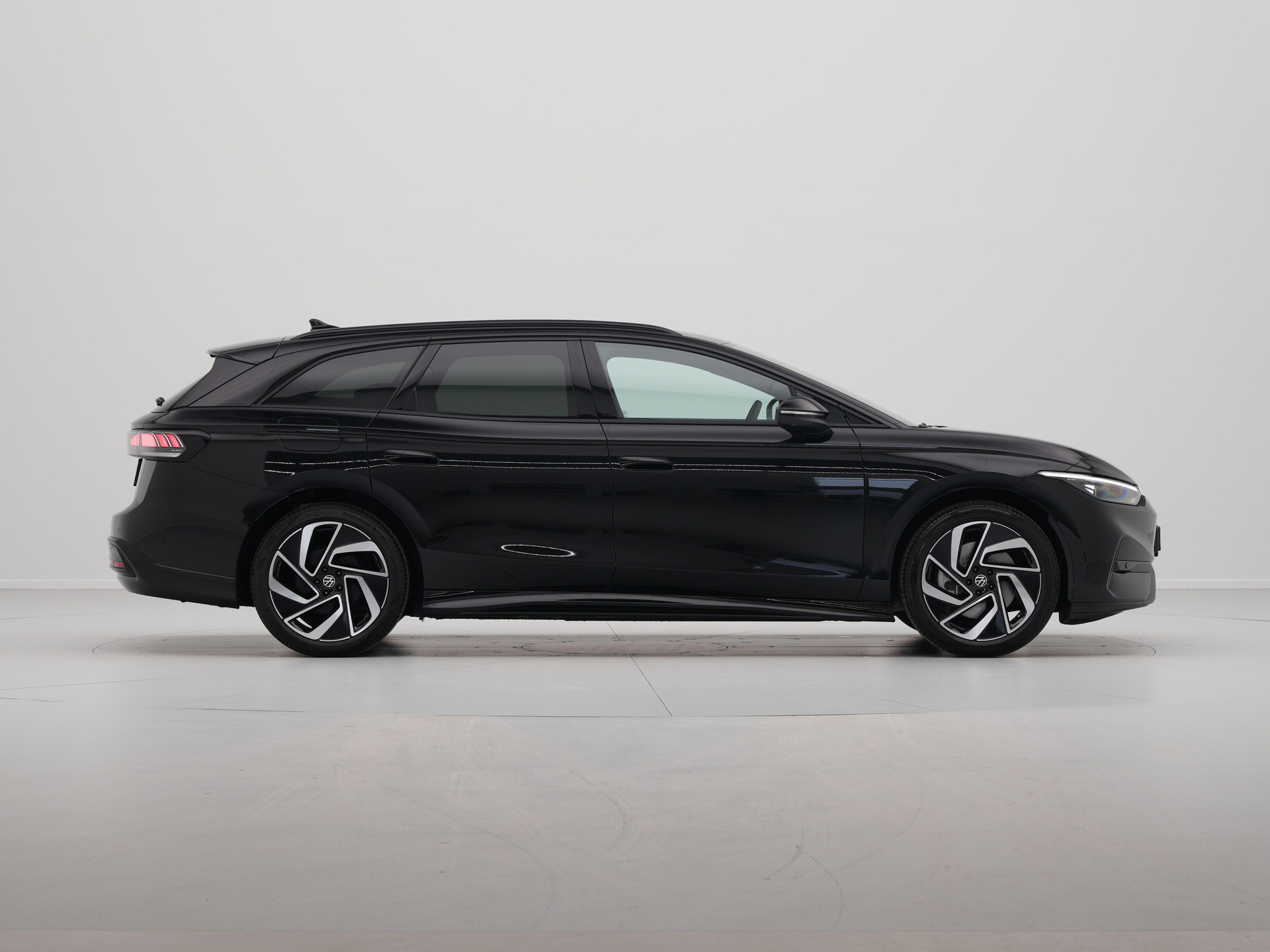 Volkswagen - ID.7 Tourer 77 kWh Elektromotor 286 1AT Pro Business - 2025