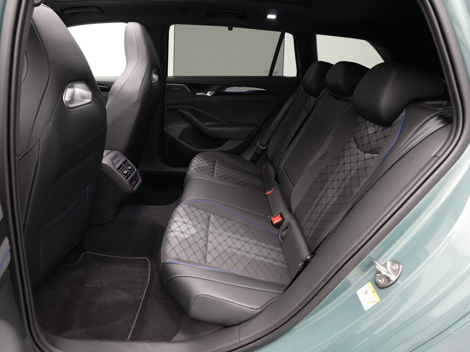 Volkswagen - Passat Variant 1.5 eTSI R-Line Business - 2024