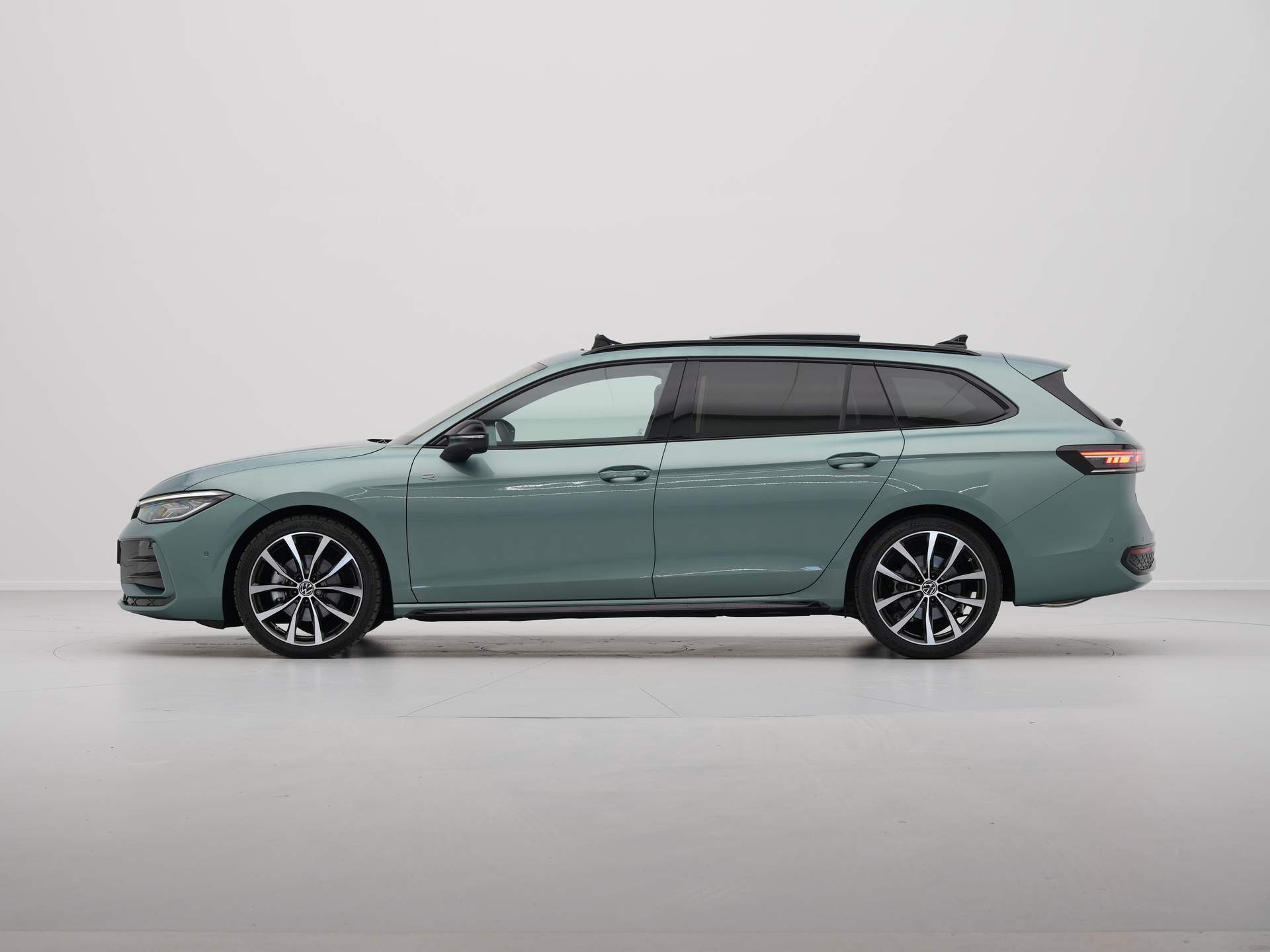 Volkswagen - Passat Variant 1.5 eTSI R-Line Business - 2024