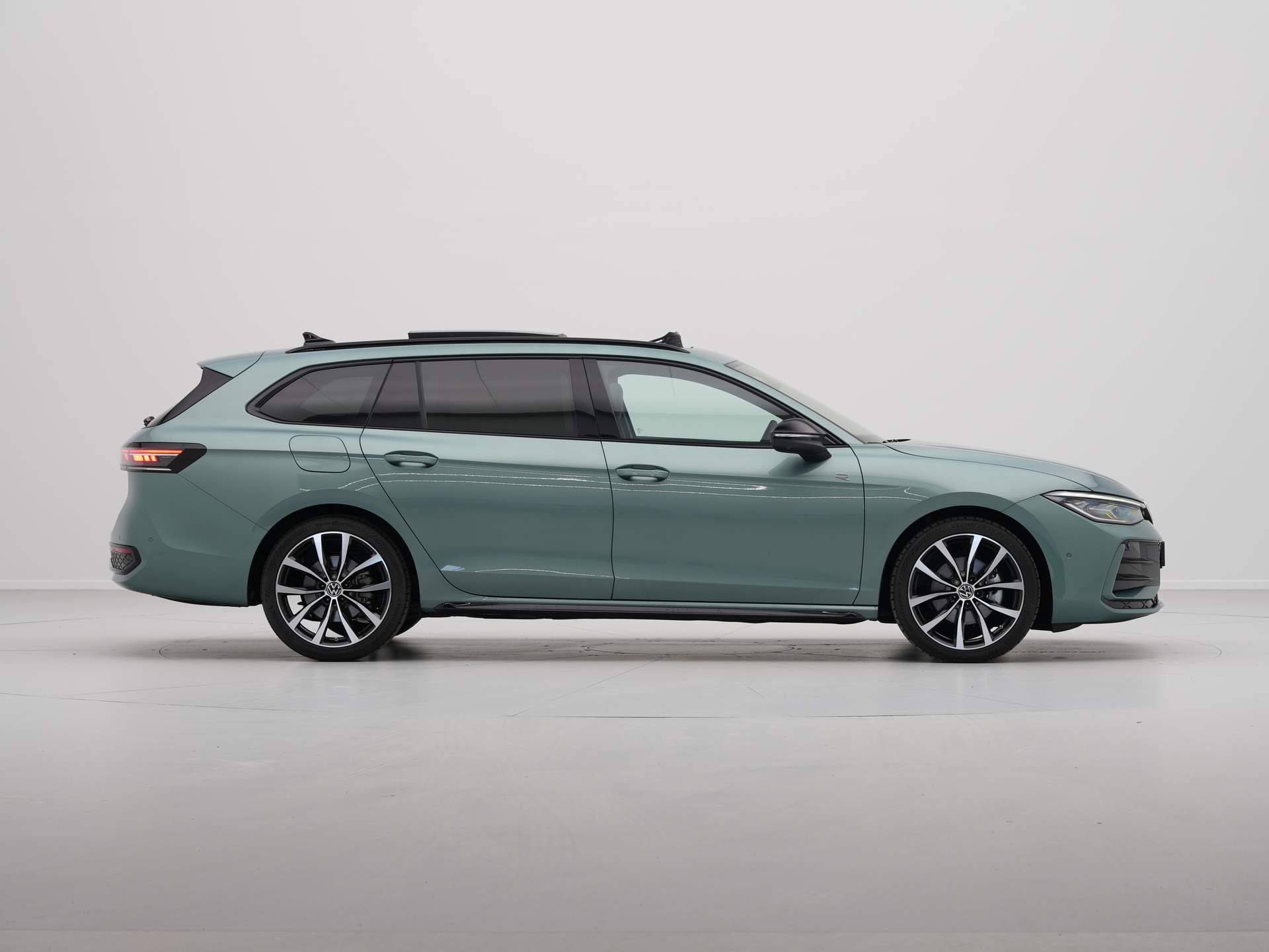 Volkswagen - Passat Variant 1.5 eTSI R-Line Business - 2024