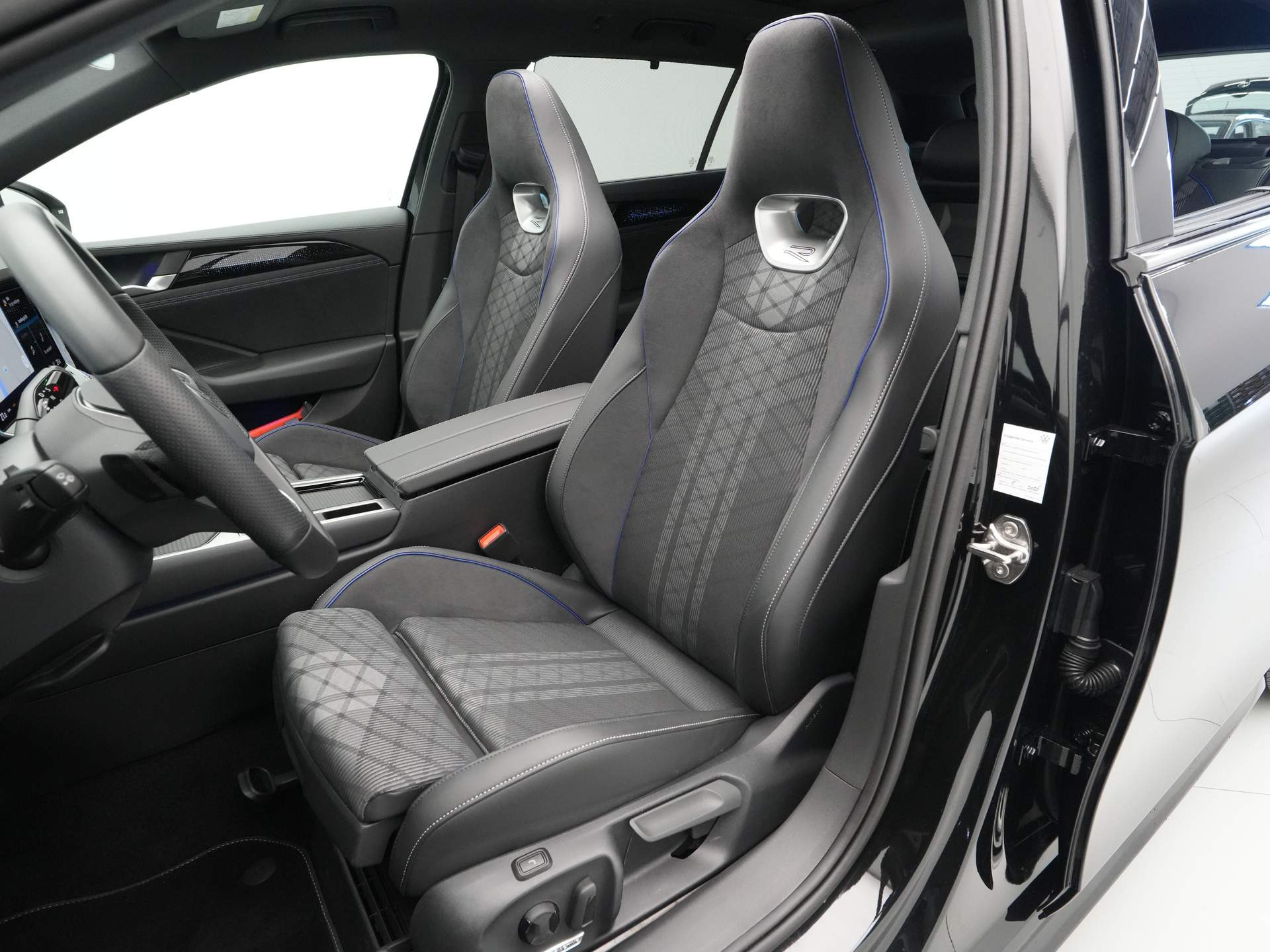 Volkswagen - Passat Variant 1.5 eTSI 150pk DSG R Line BlackStyle - 2024