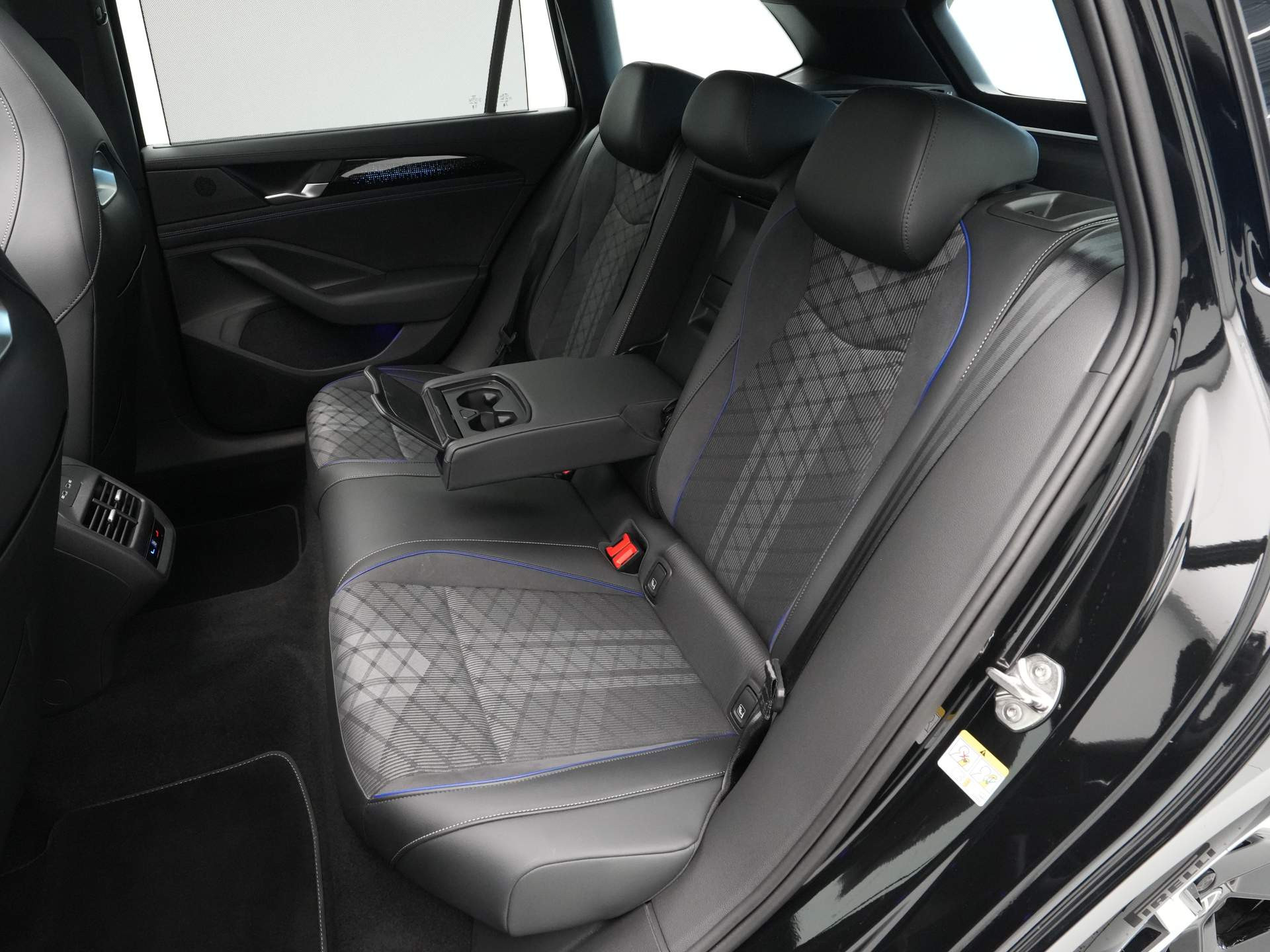 Volkswagen - Passat Variant 1.5 eTSI 150pk DSG R Line BlackStyle - 2024