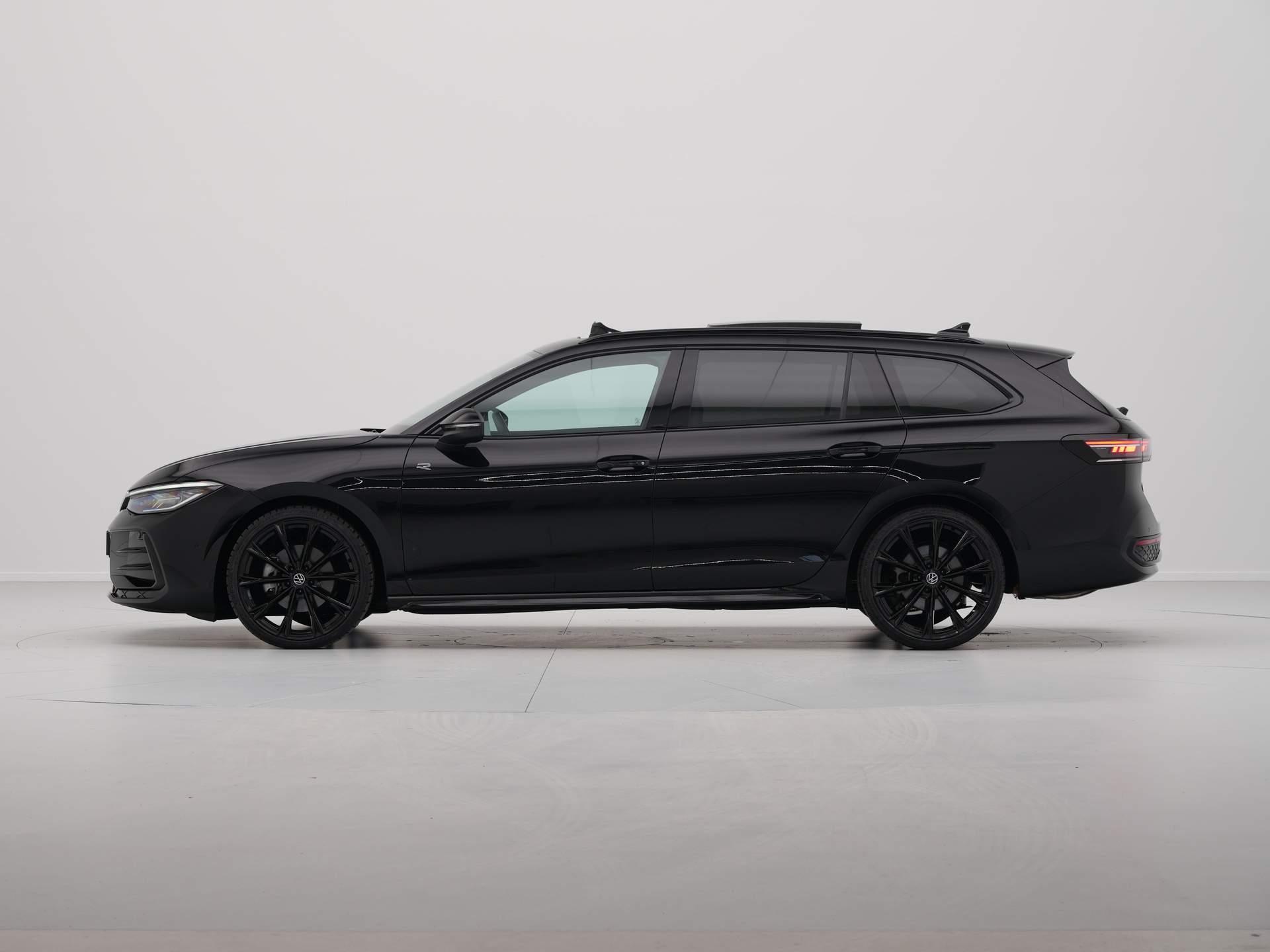 Volkswagen - Passat Variant 1.5 eTSI 150pk DSG R Line BlackStyle - 2024