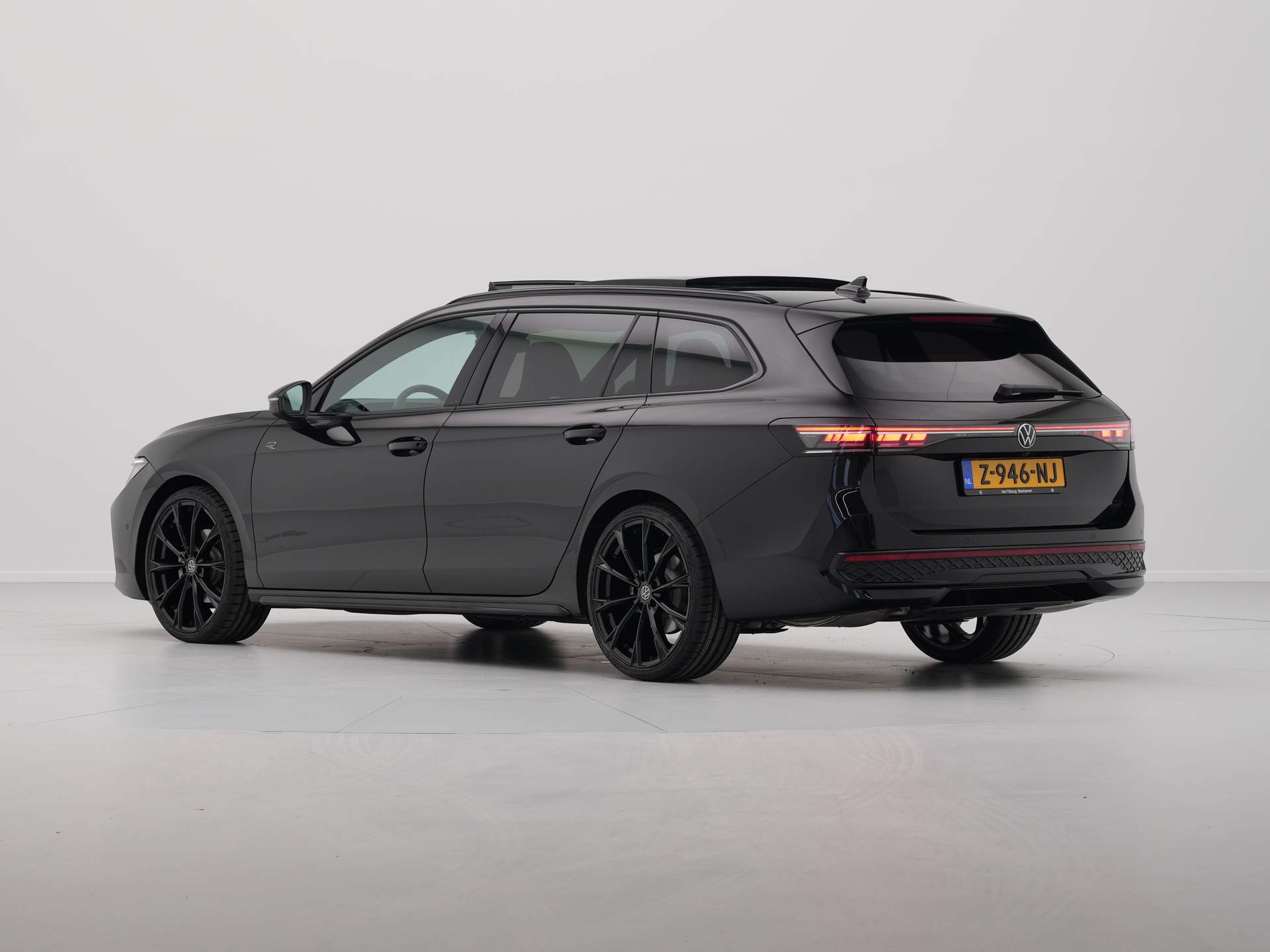 Volkswagen - Passat Variant 1.5 eTSI 150pk DSG R Line BlackStyle - 2024