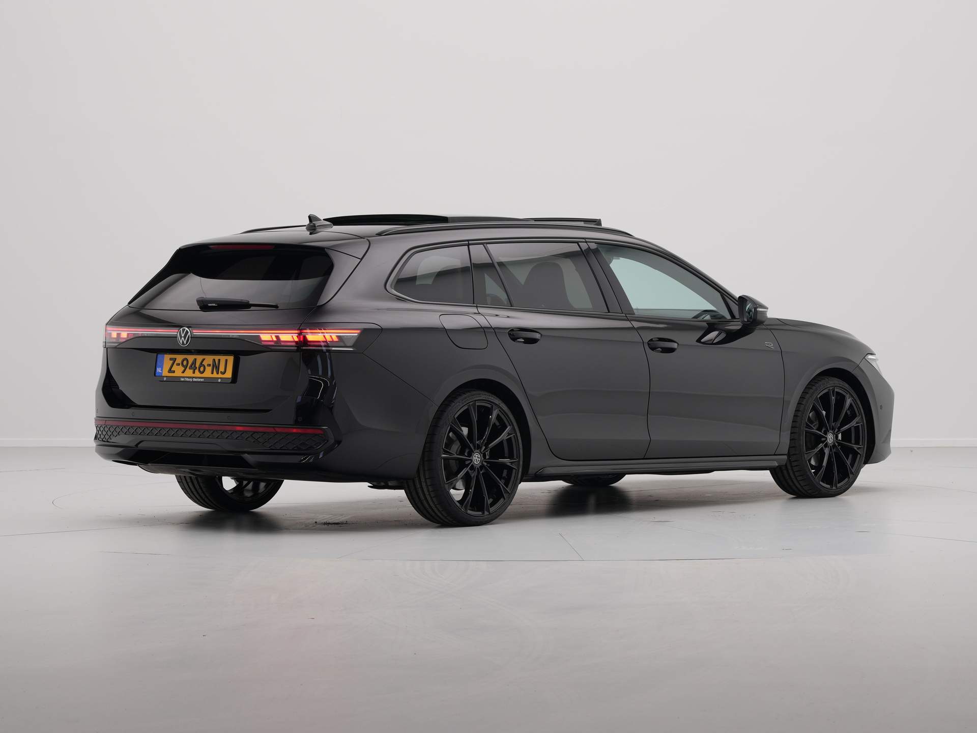 Volkswagen - Passat Variant 1.5 eTSI 150pk DSG R Line BlackStyle - 2024