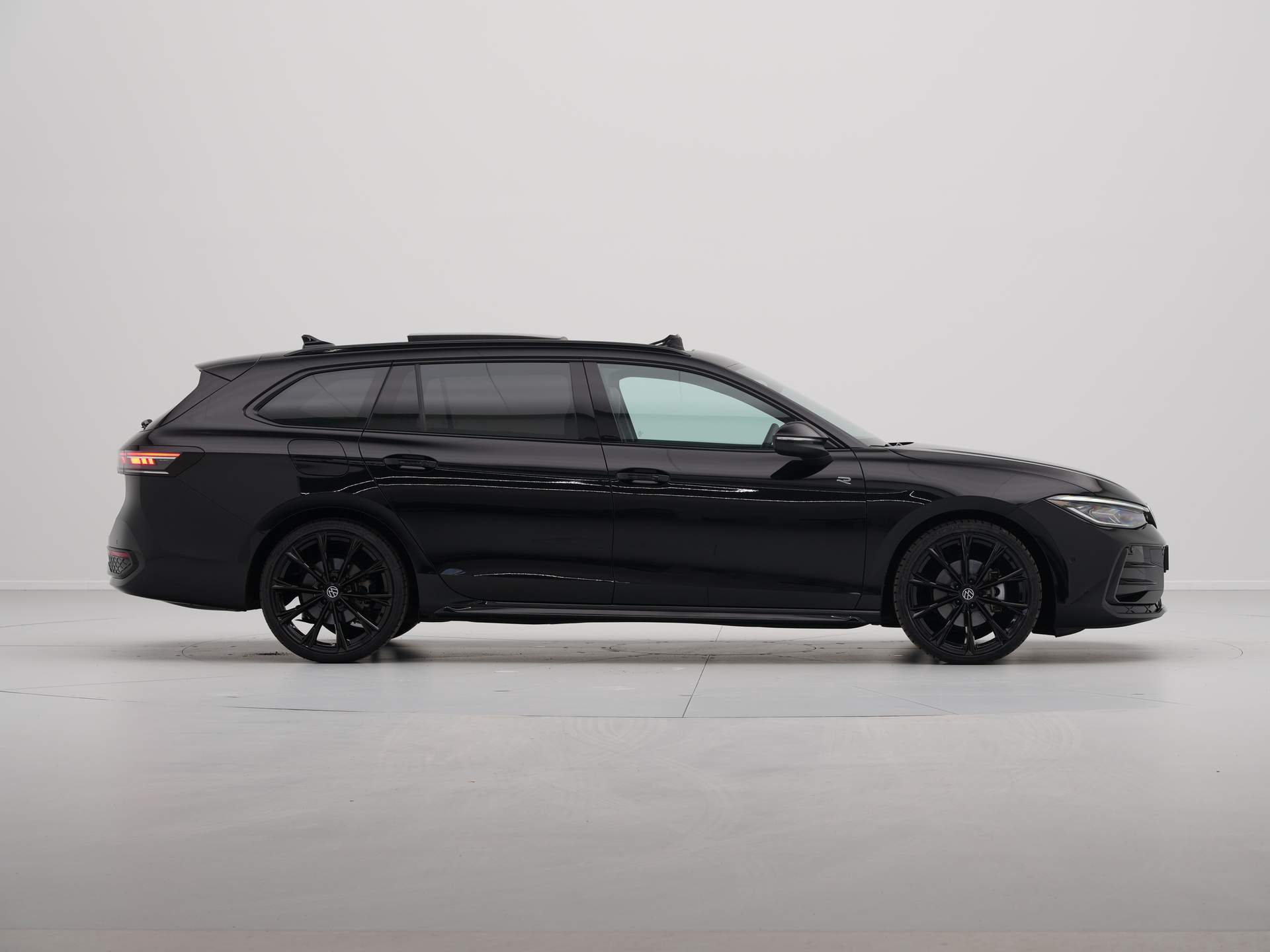 Volkswagen - Passat Variant 1.5 eTSI 150pk DSG R Line BlackStyle - 2024