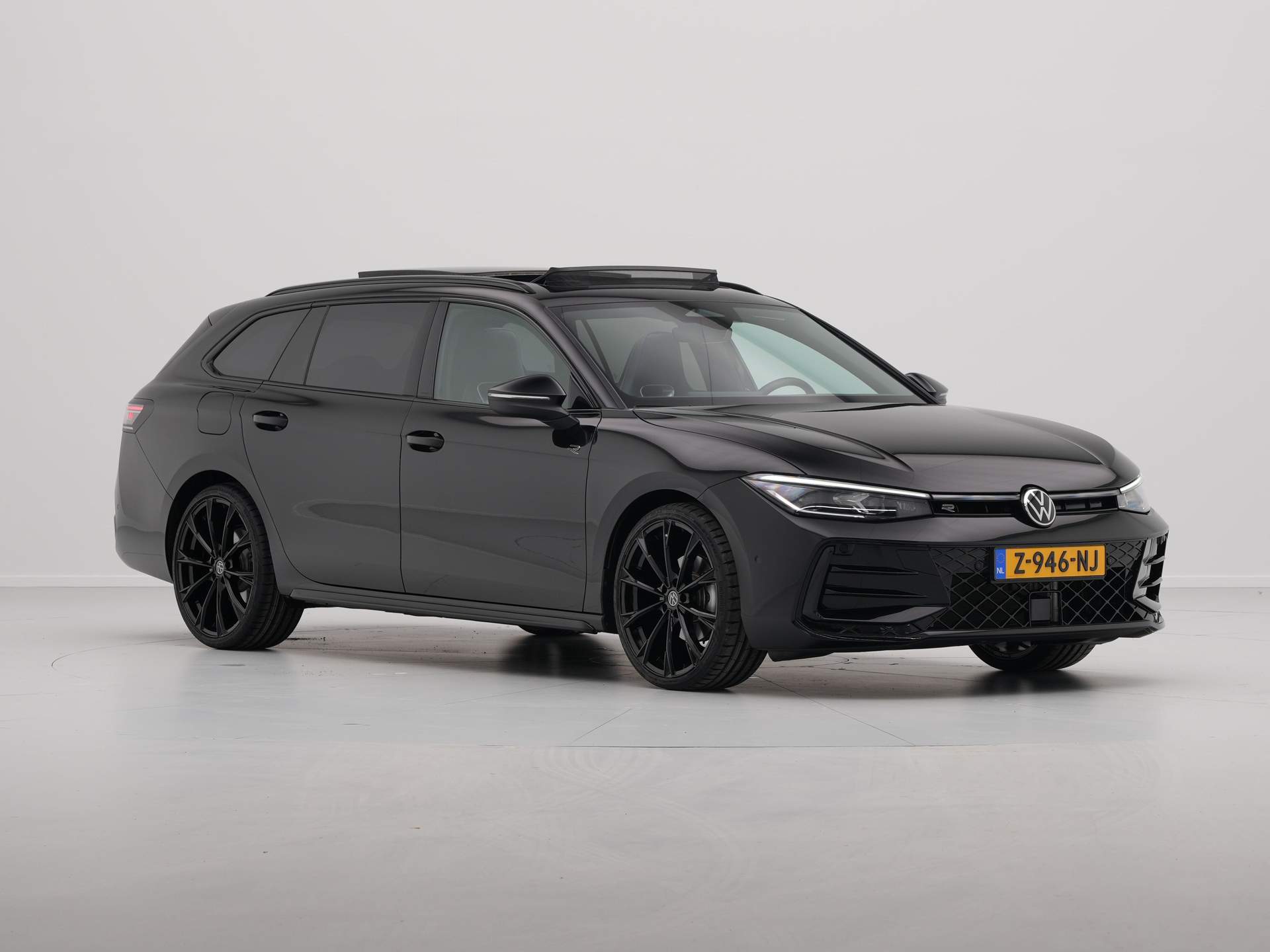 Volkswagen - Passat Variant 1.5 eTSI 150pk DSG R Line BlackStyle - 2024
