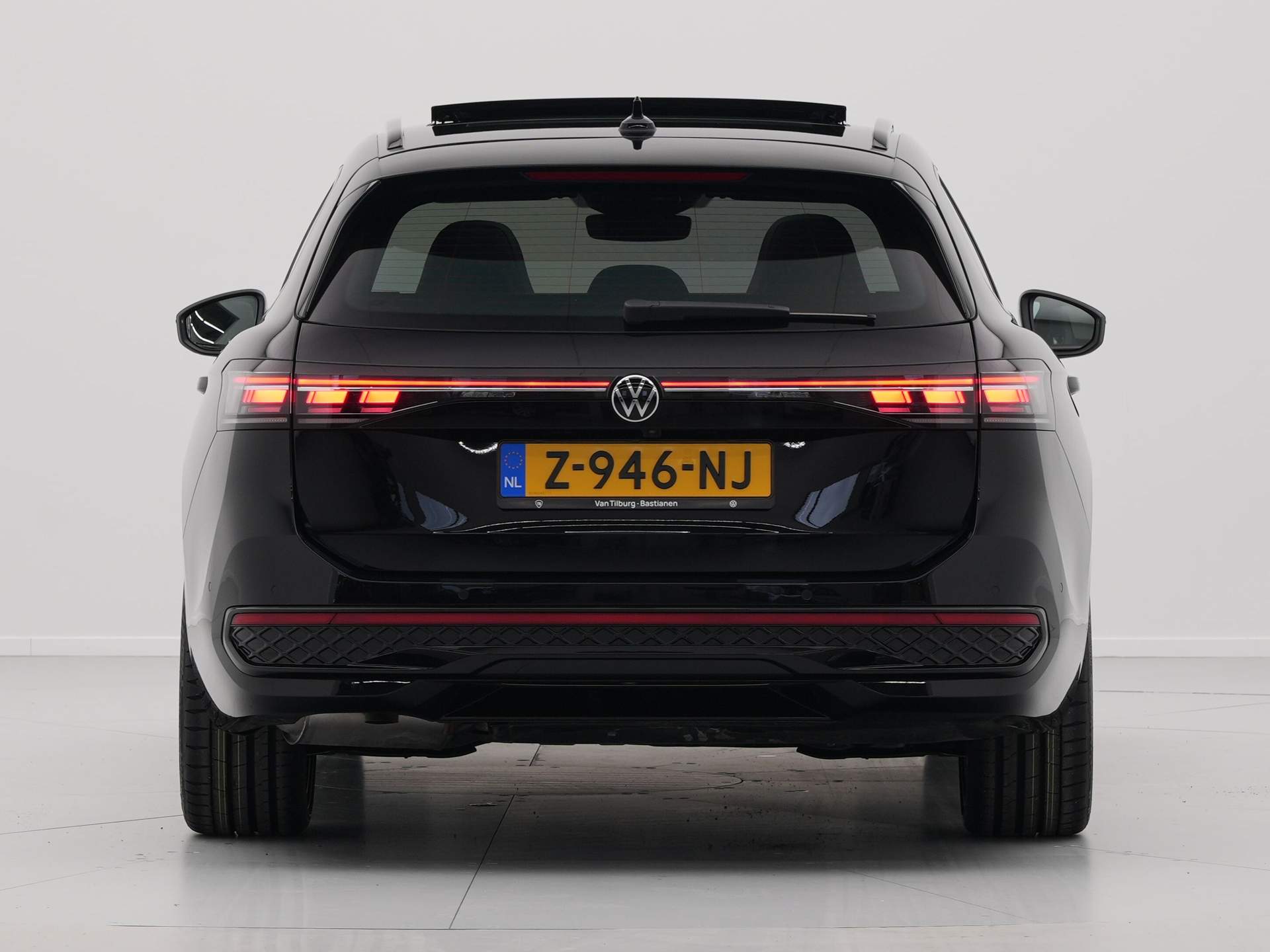 Volkswagen - Passat Variant 1.5 eTSI 150pk DSG R Line BlackStyle - 2024