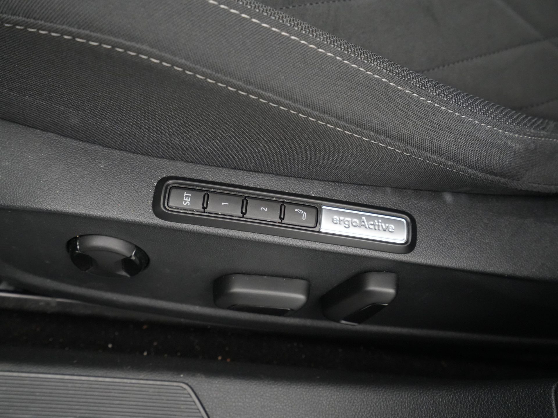 Volkswagen - Golf 1.0 eTSI Life Business - 2024