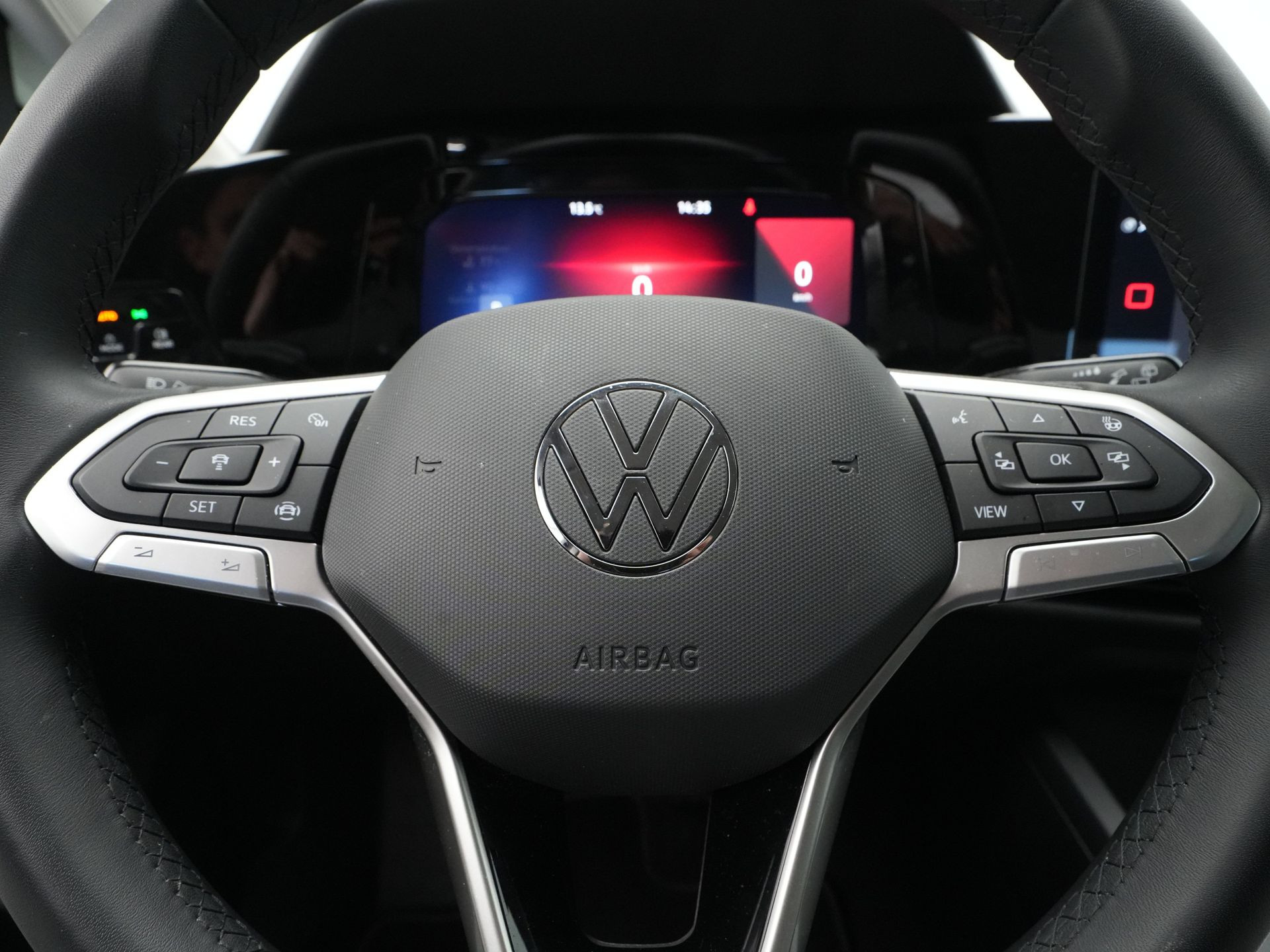 Volkswagen - Golf 1.0 eTSI Life Business - 2024