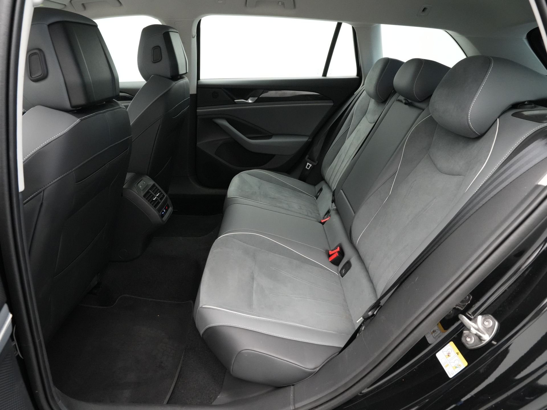 Volkswagen - Passat Variant 1.5 eTSI 150pk Business - 2024