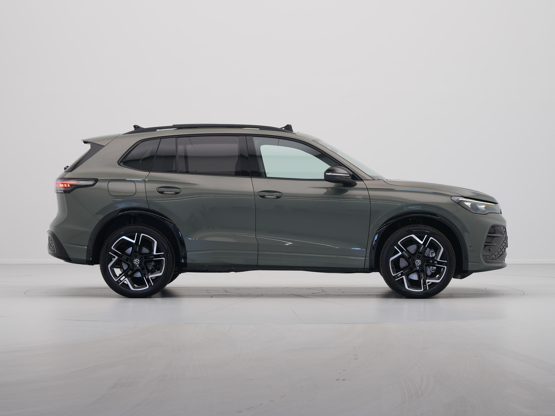Volkswagen - Tiguan 1.5 eHybrid 204 6DSG R-Line Edition - 2025