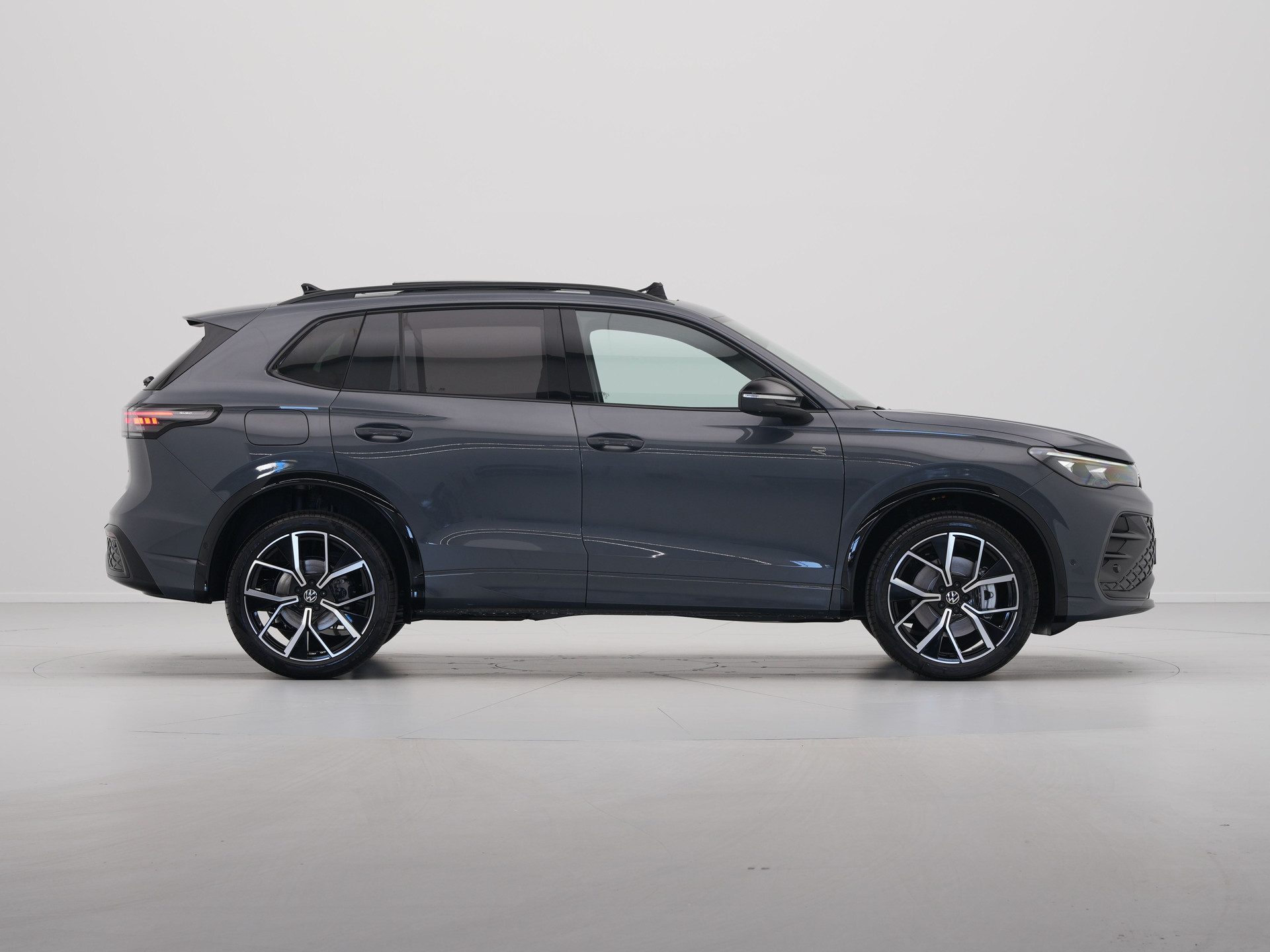 Volkswagen - Tiguan 1.5 eHybrid 204 6DSG R-Line Edition - 2025