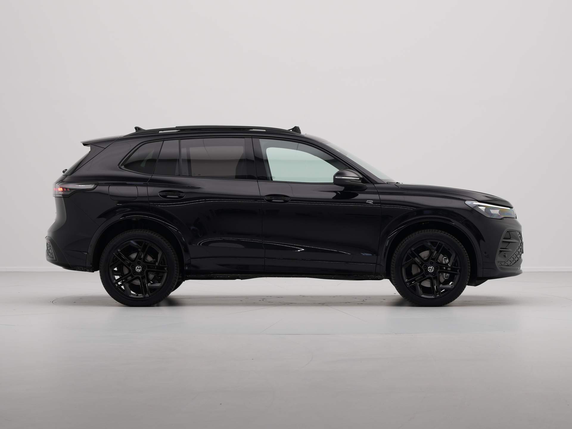 Volkswagen - Tiguan 1.5 eHybrid R-Line Edition - 2025