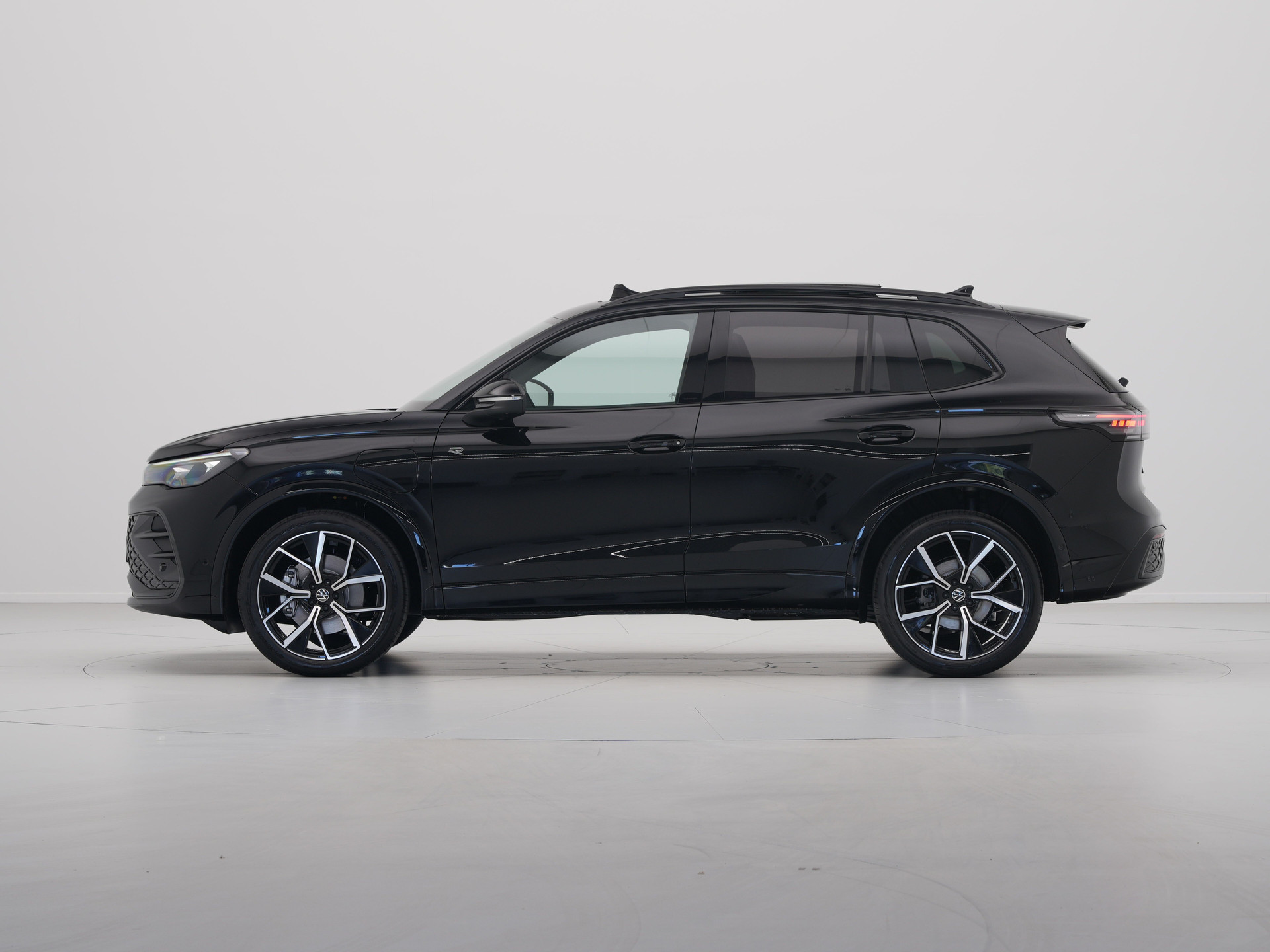 Volkswagen - Tiguan R-Line Edition - eHybrid - 2025