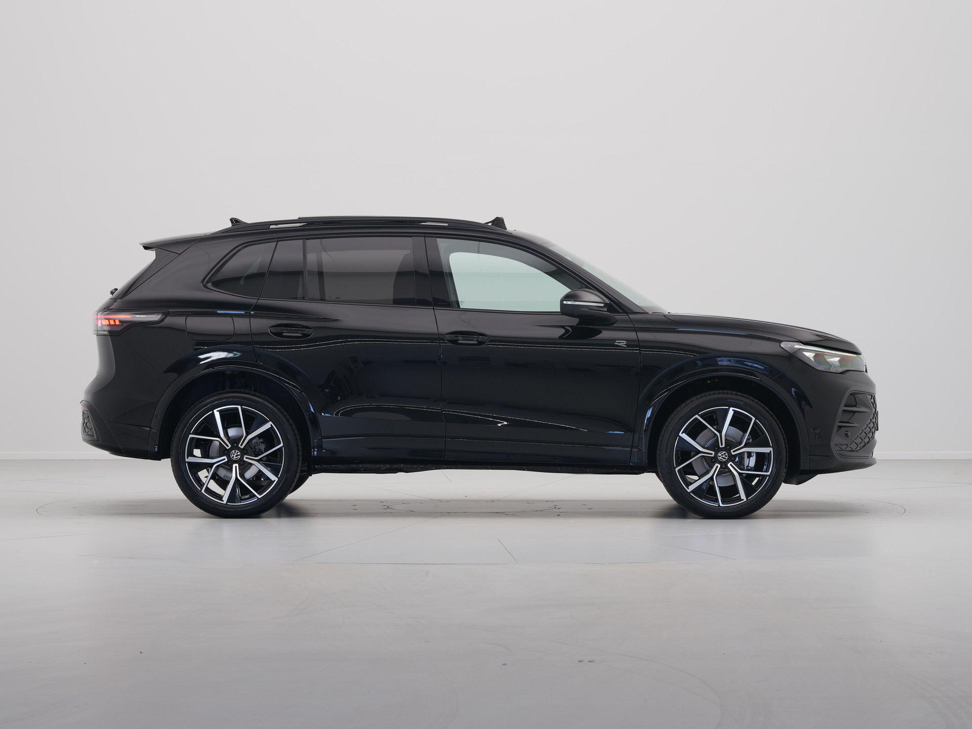 Volkswagen - Tiguan R-Line Edition - eHybrid - 2025