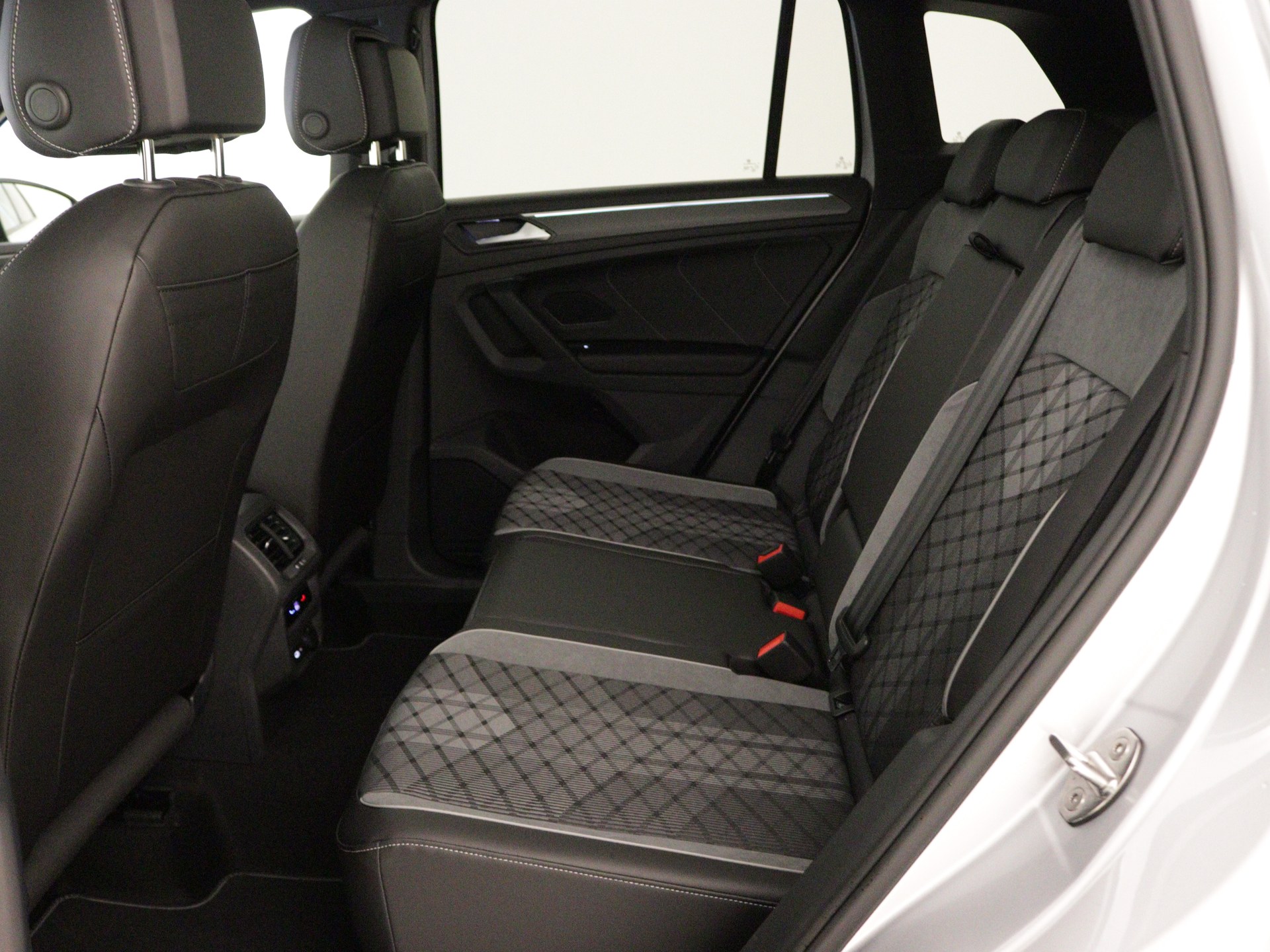 Volkswagen - Tiguan 1.4 TSI eHybrid R-Line Business - 2024