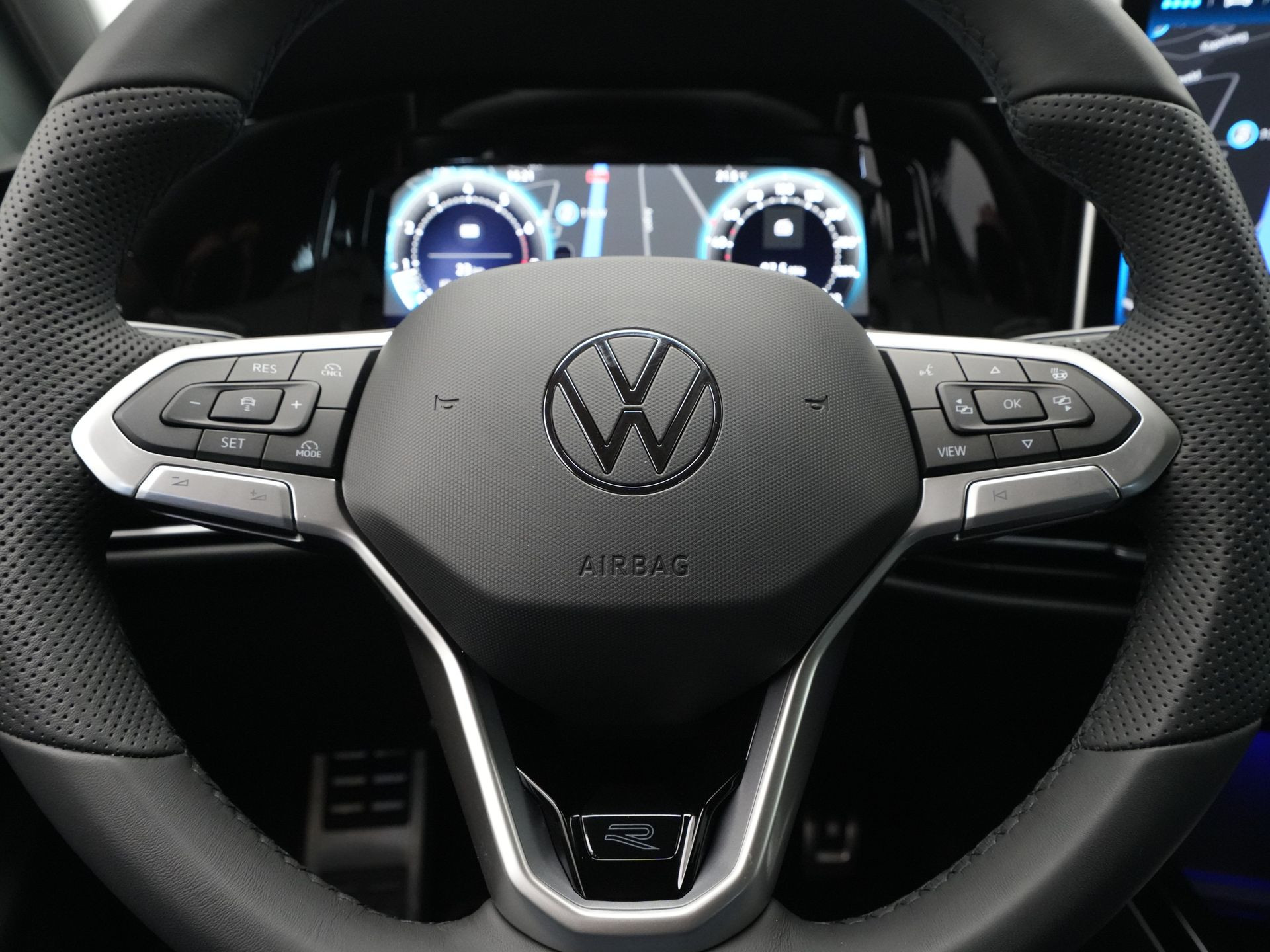 Volkswagen - GOLF Variant 1.5 eTSI R-Line Edition - 2025