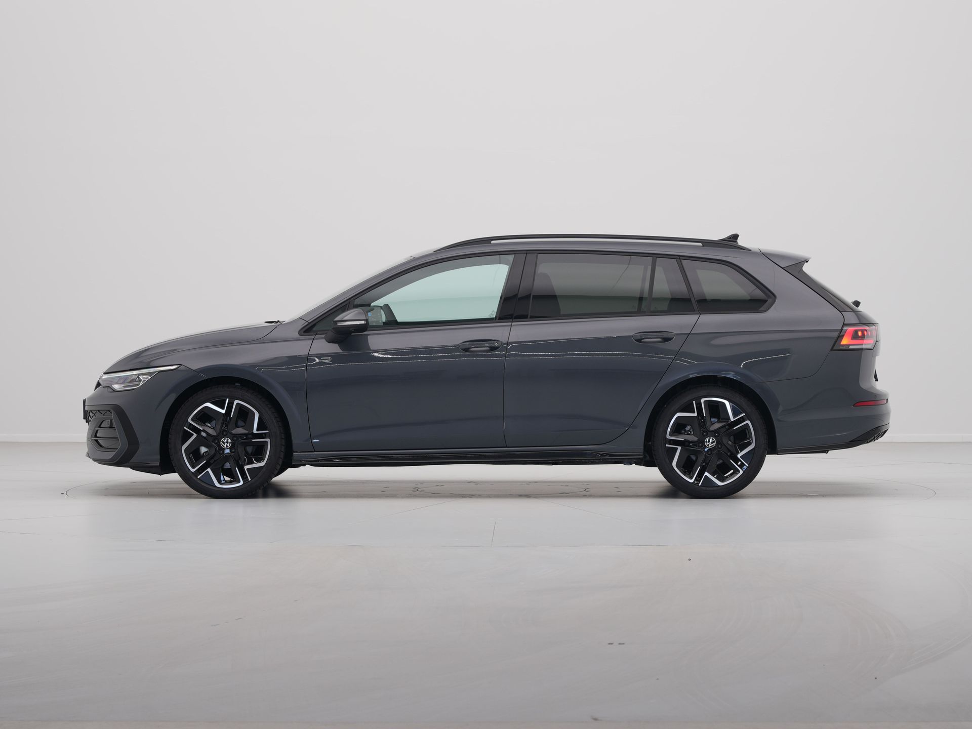 Volkswagen - GOLF Variant 1.5 eTSI R-Line Edition - 2025