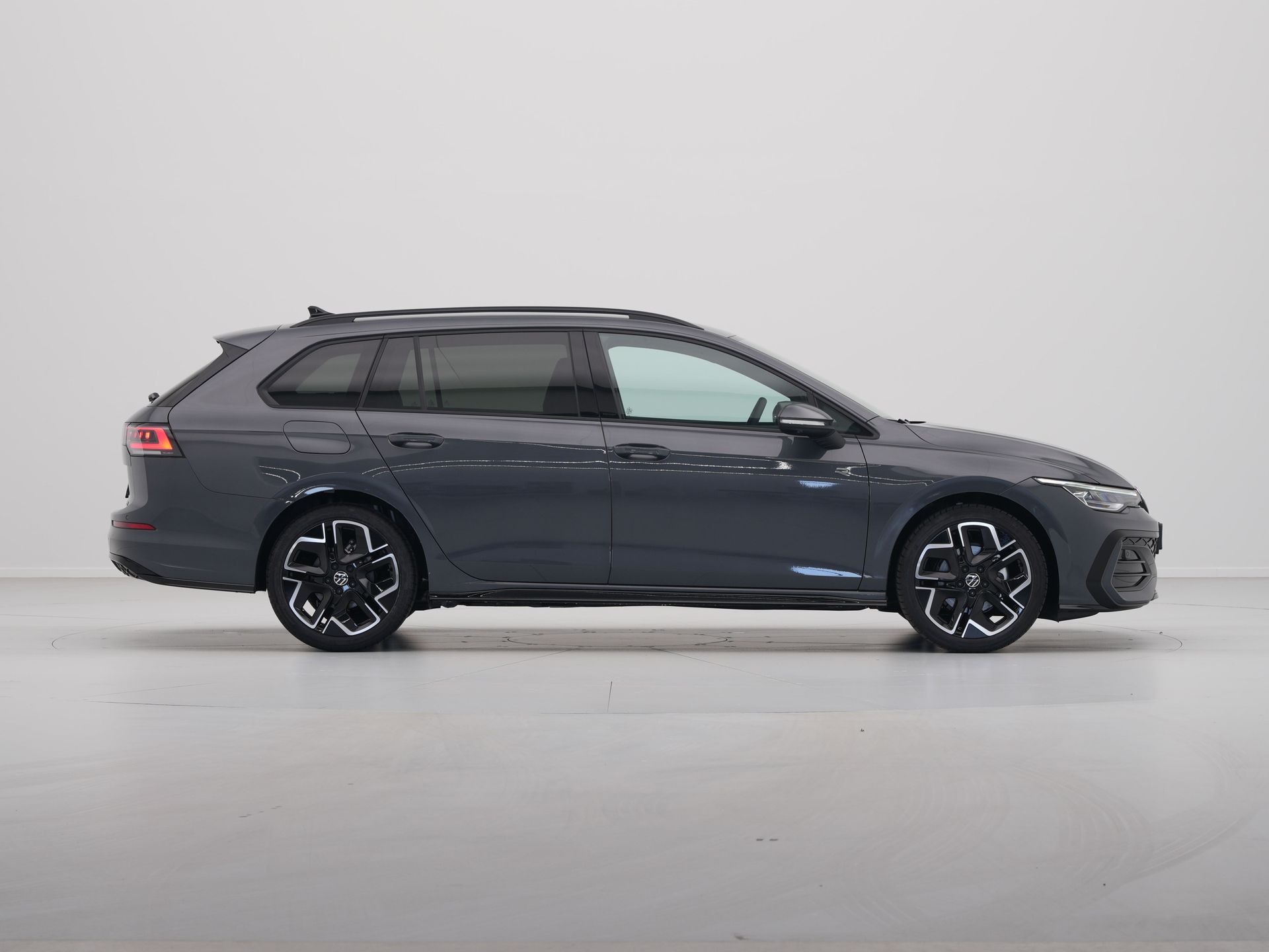 Volkswagen - GOLF Variant 1.5 eTSI R-Line Edition - 2025